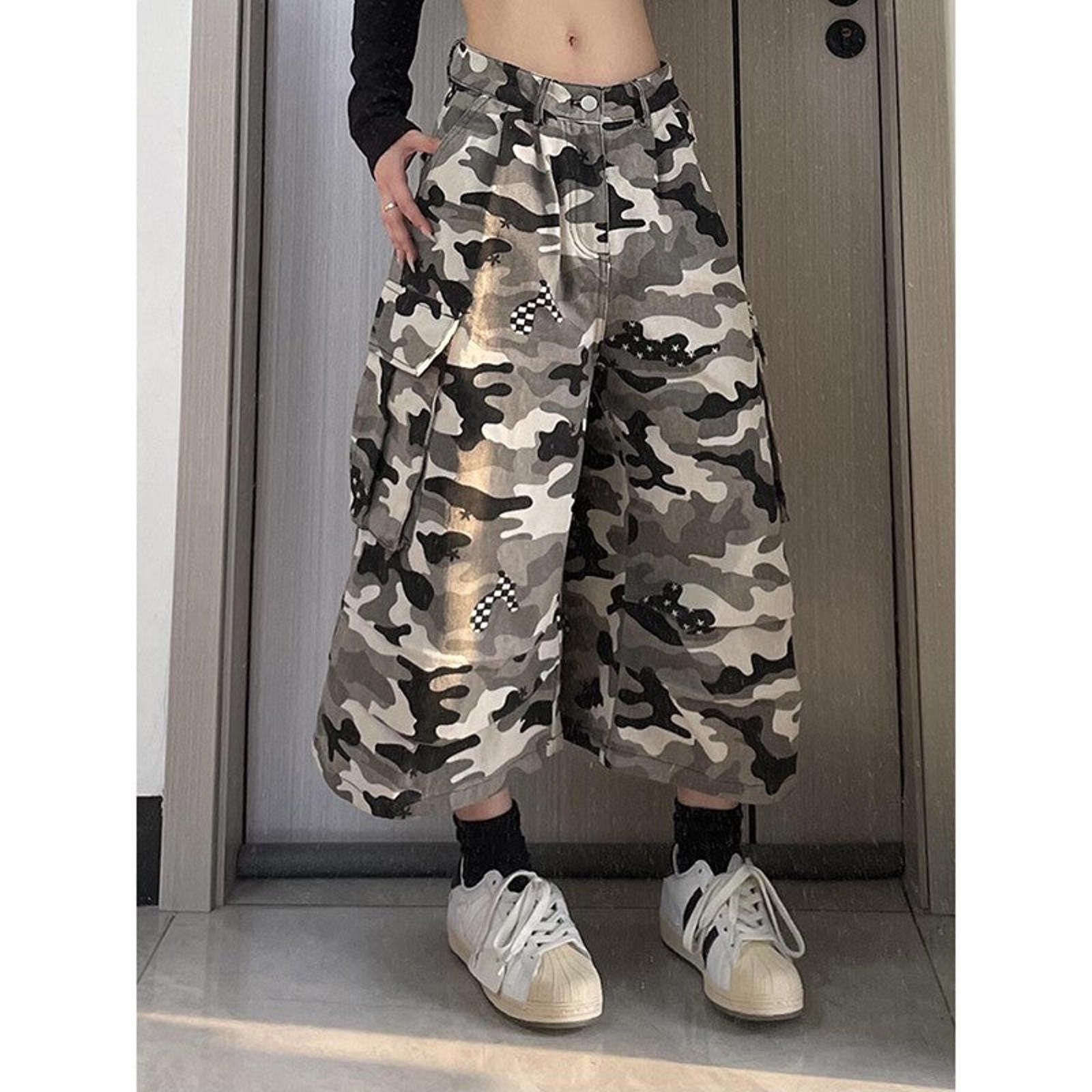 Vintage Camo Multi Pocket Cargo Jorts Size US 32 / EU 48 - 1 Thumbnail