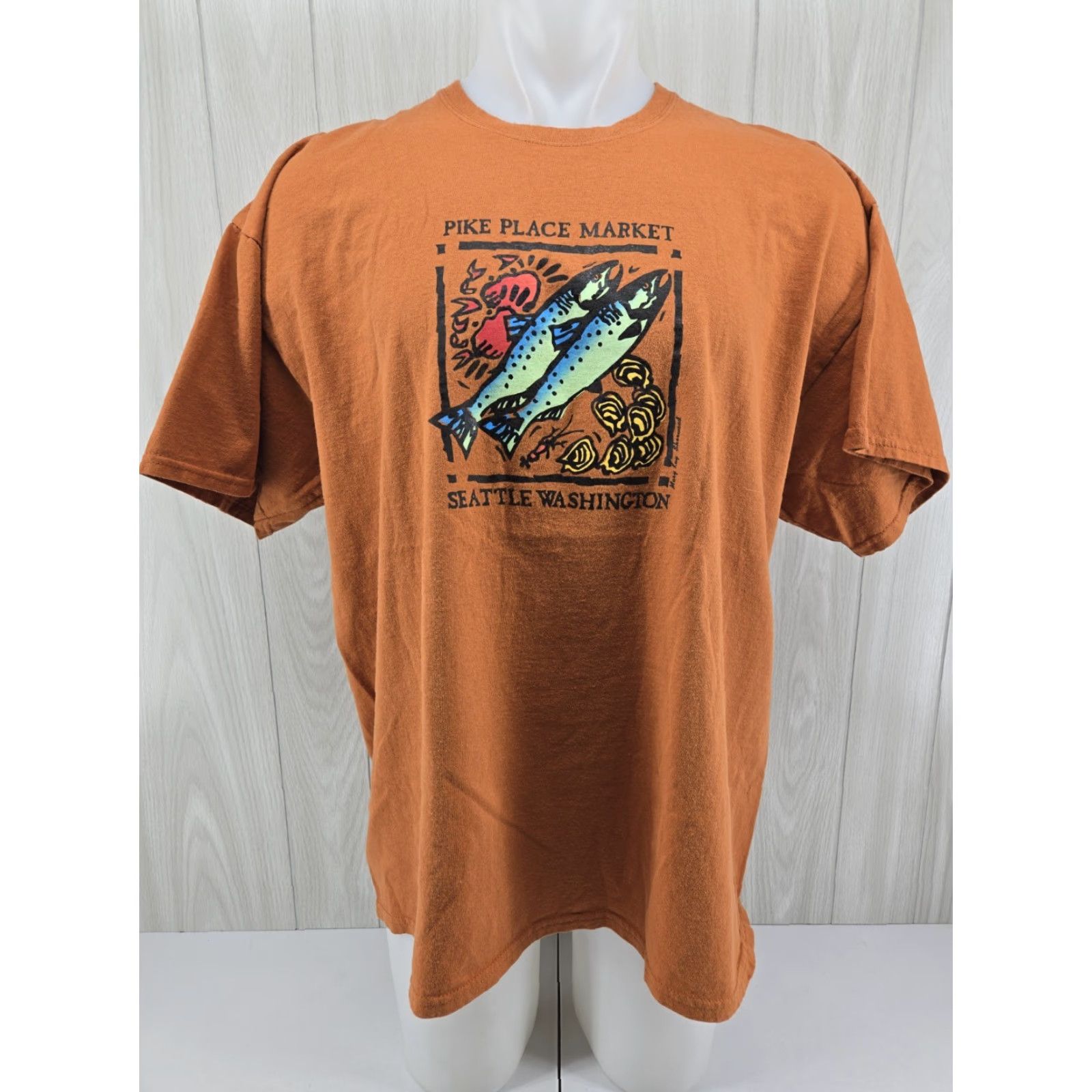 Port & Company Pike Place Market Seattle Washington Graphic T-shirt Men's 2XL Orange Port & Company Shirt Short Sleeve Crew Neck City Logo Size US XXL / EU 58 / 5 - 2 Thumbnail