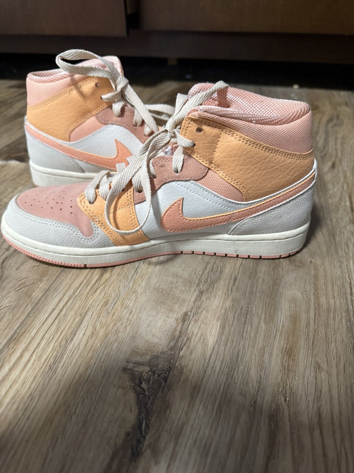 Nike 2021 Wmns Air Jordan 1 Mid 'Apricot' Size US 9 / IT 39 - 5 Thumbnail