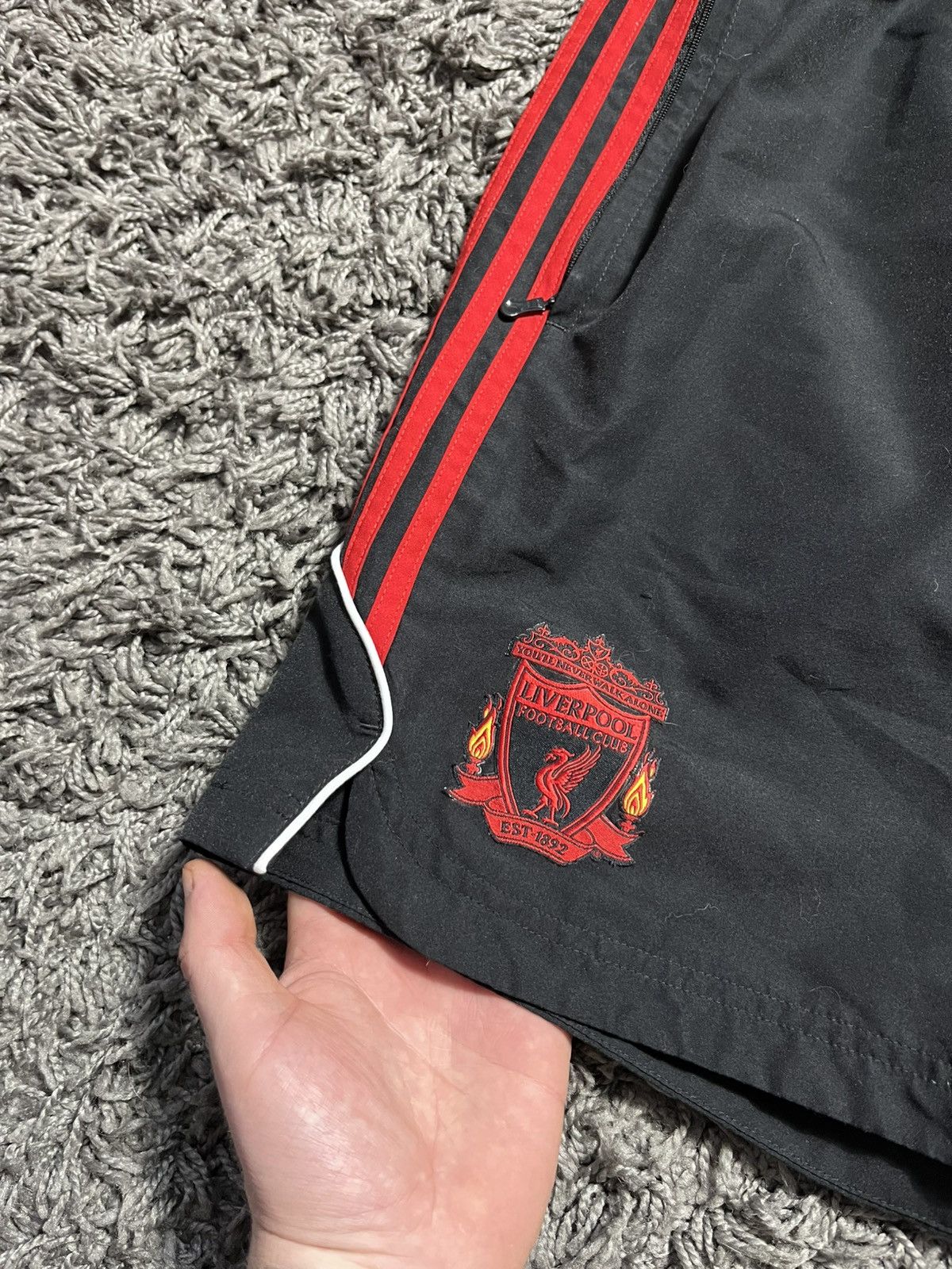 Adidas ADIDAS LIVERPOOL 2009/10 VINTAGE FOOTBALL MENS SHORTS Size US 33 - 2 Thumbnail