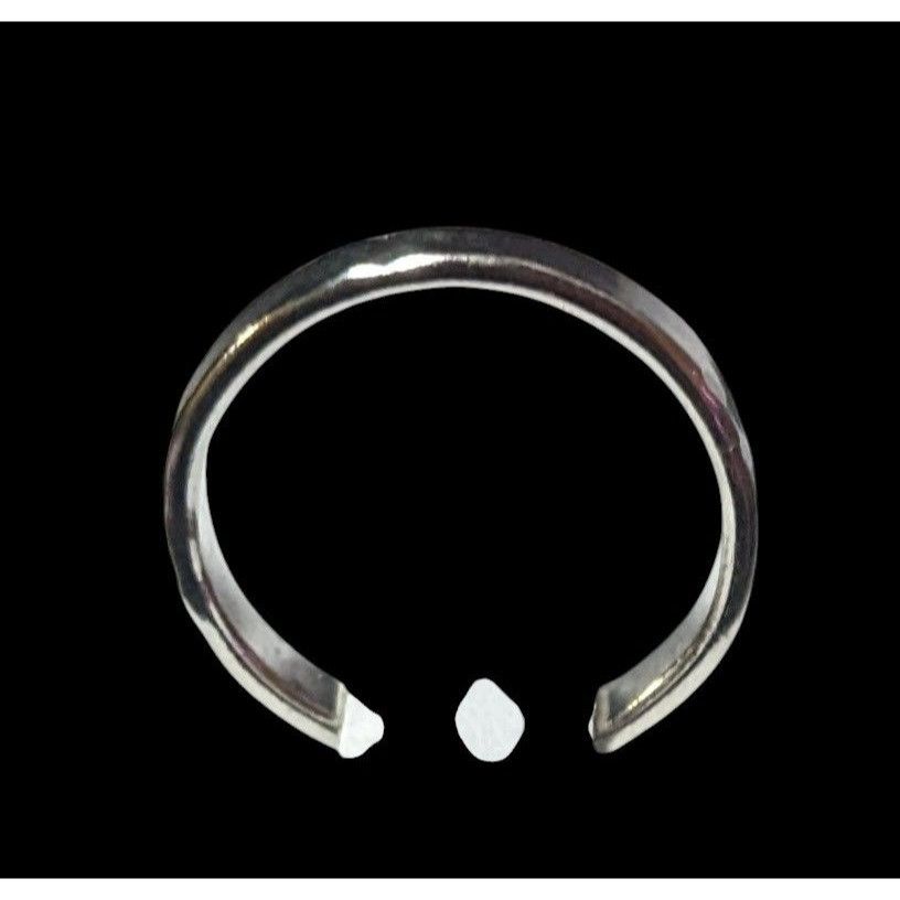 Other Simple Silver Tone Arrow Pattern Stamped Ring Size 6 1/2 Size ONE SIZE - 8 Thumbnail