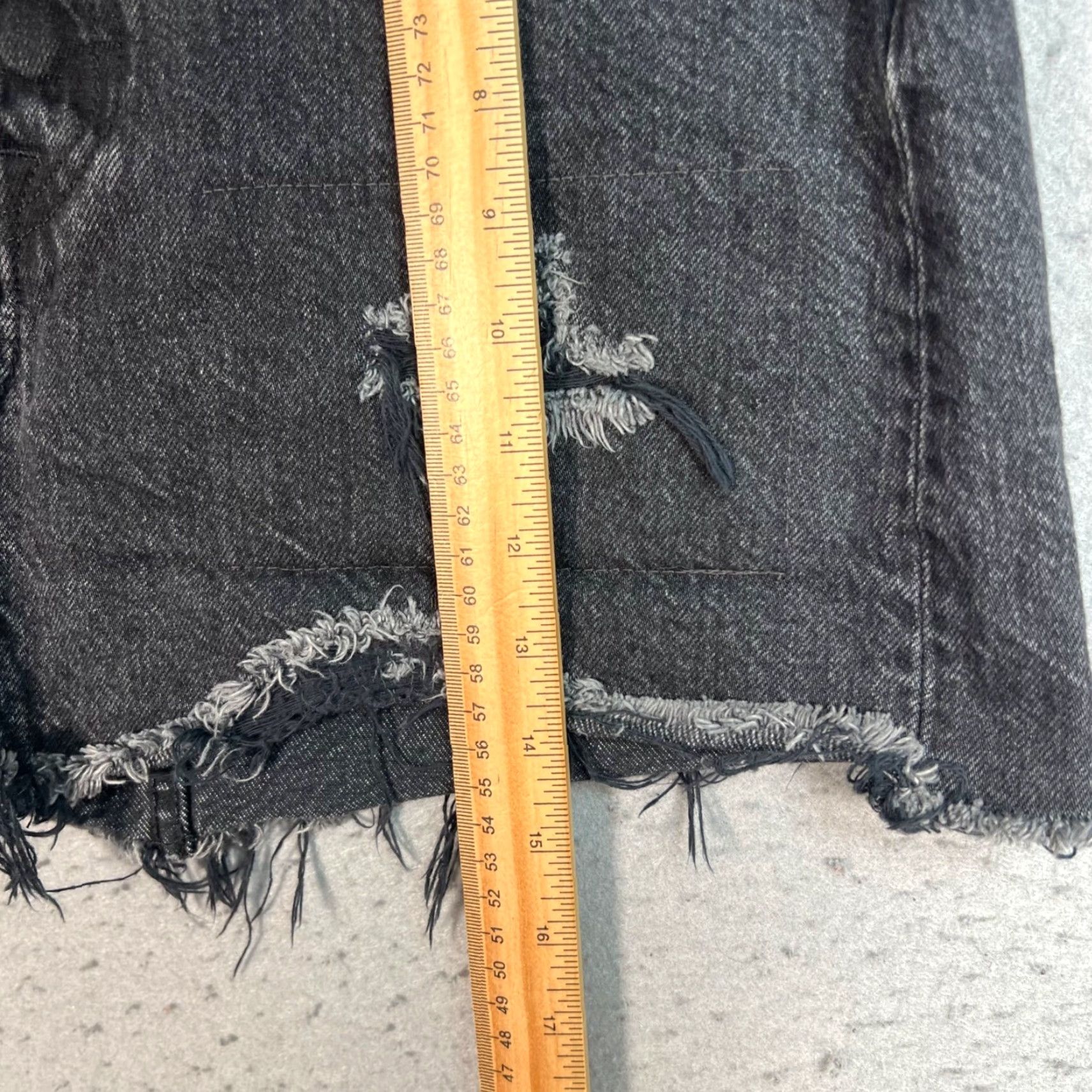 Levi's VINTAGE Levis Womens Skirt Denim Black Mini 27 Size Adult Womens Short Cotton Denim Size 27" / US 4 / IT 40 - 6 Thumbnail