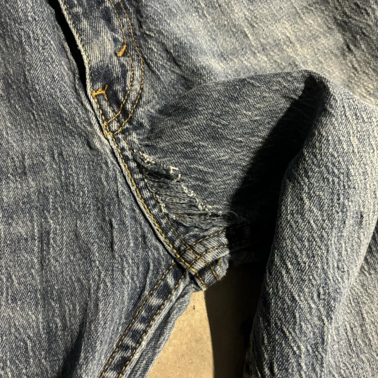 Levi's × Vintage Crazy Vintage Y2K/2000s Grunge Levi’s Medium Wash Essential Denim Jeans! Size US 36 / EU 52 - 6 Thumbnail