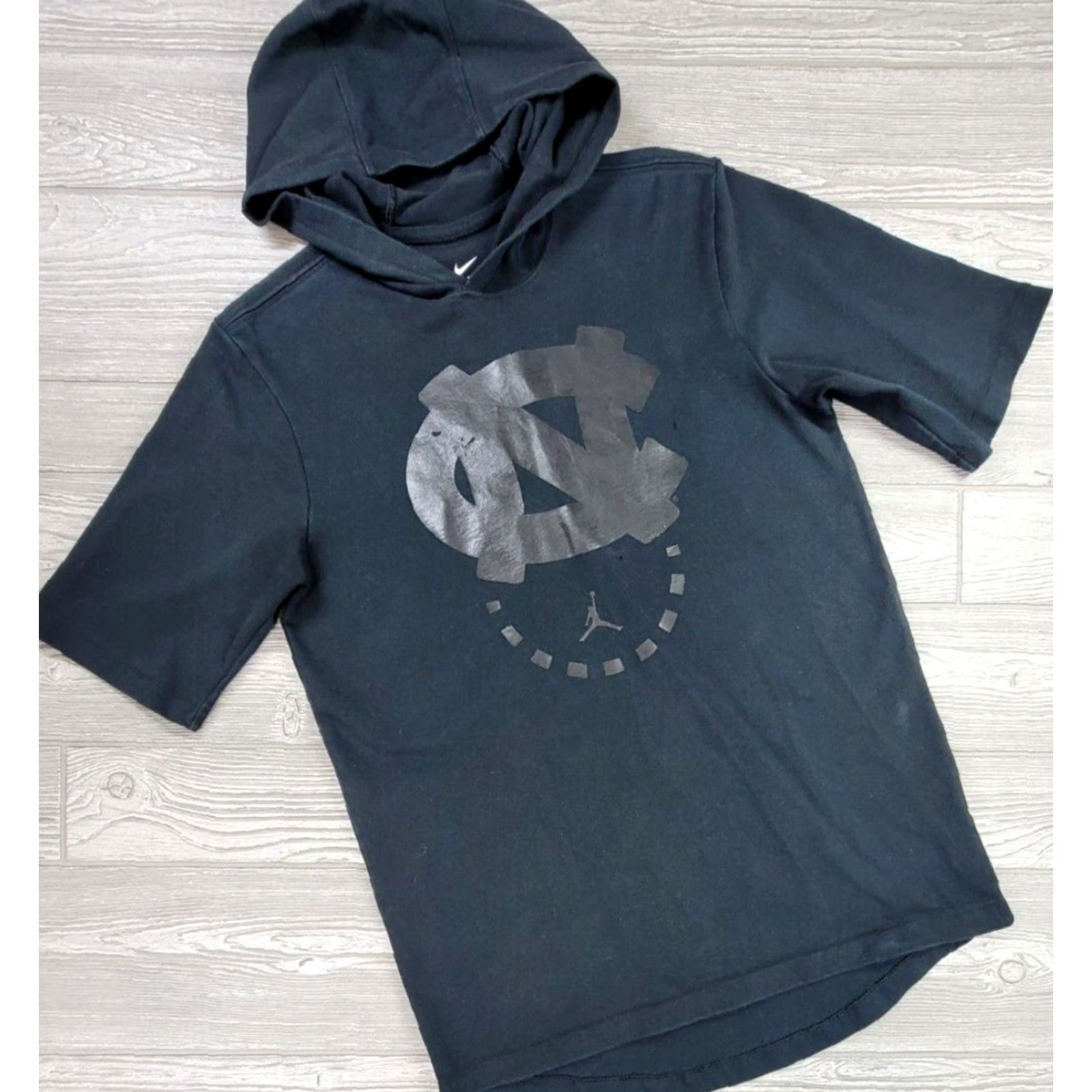 Nike VINTAGE Nike Jordan Black Short Sleeve Hooded Sweatshirt Shooting Nike Tee UNC Sz M Size US M / EU 48-50 / 2 - 2 Thumbnail