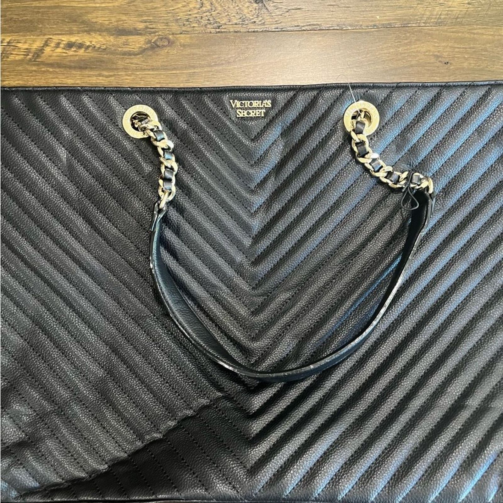 Victoria's Secret NWOT Victoria's Secret Pebbled V-Quilt Everything Tote Black Size ONE SIZE - 3 Thumbnail