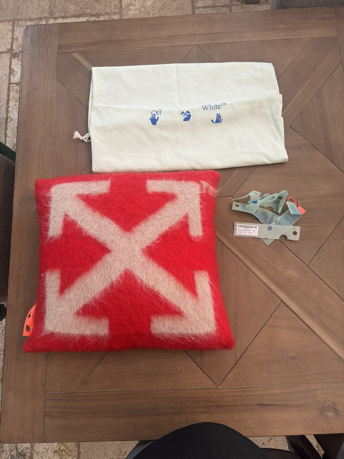 Off-White Off White CNY pillow Size ONE SIZE - 1 Thumbnail