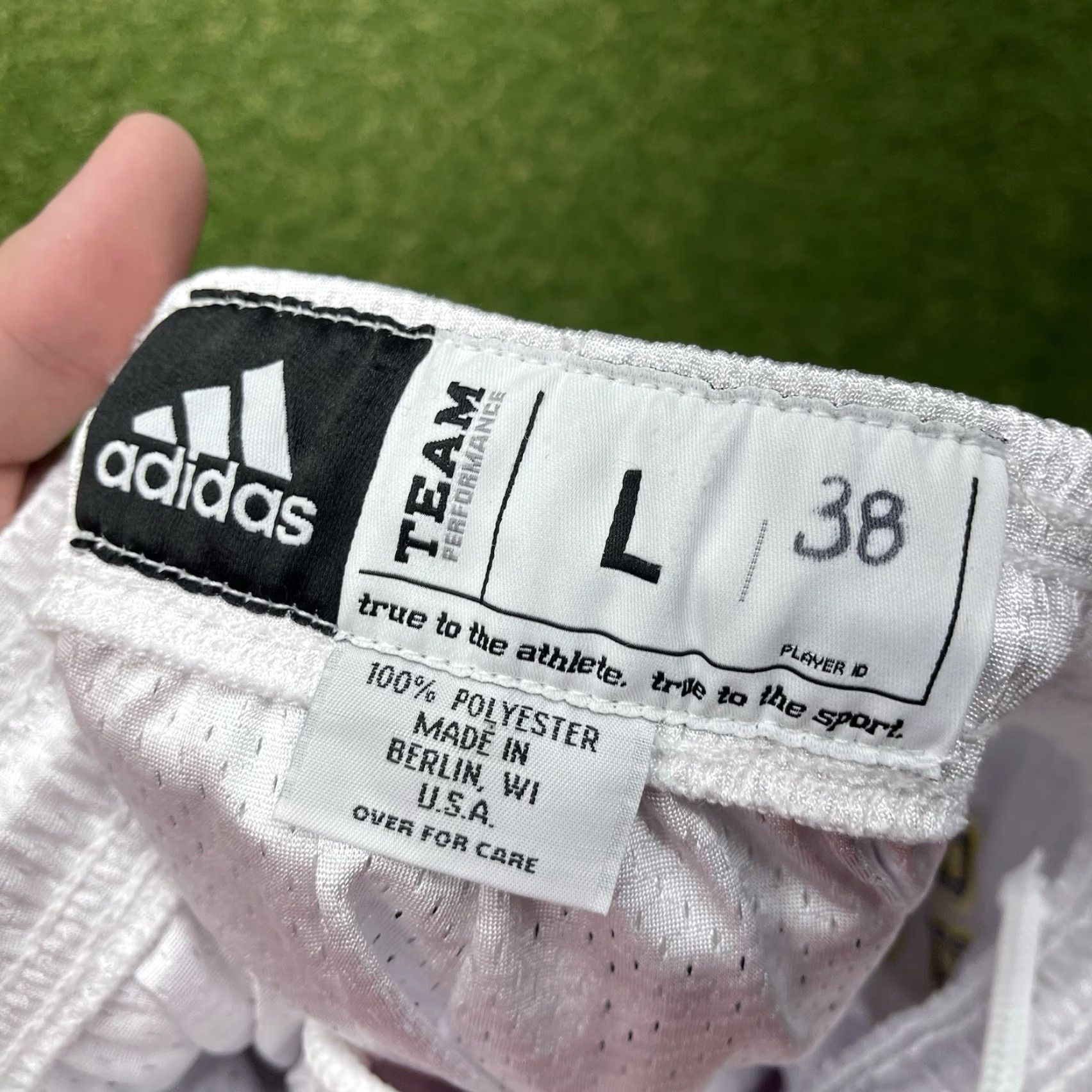 Adidas VINTAGE adidas Shorts Mens Large Team Issued Basketball Y2K Michigan Wolverines Size US 33 - 7 Thumbnail