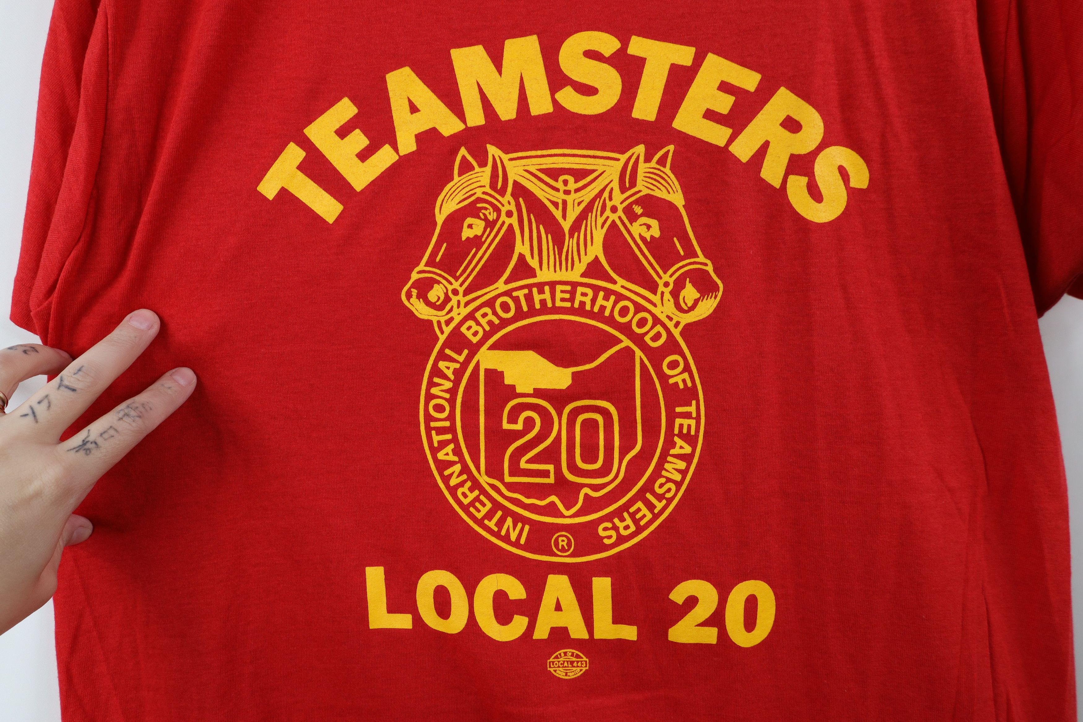 Vintage Vintage 80s Union Local 20 Short Sleeve T-Shirt Red USA Size US L / EU 52-54 / 3 - 4 Thumbnail