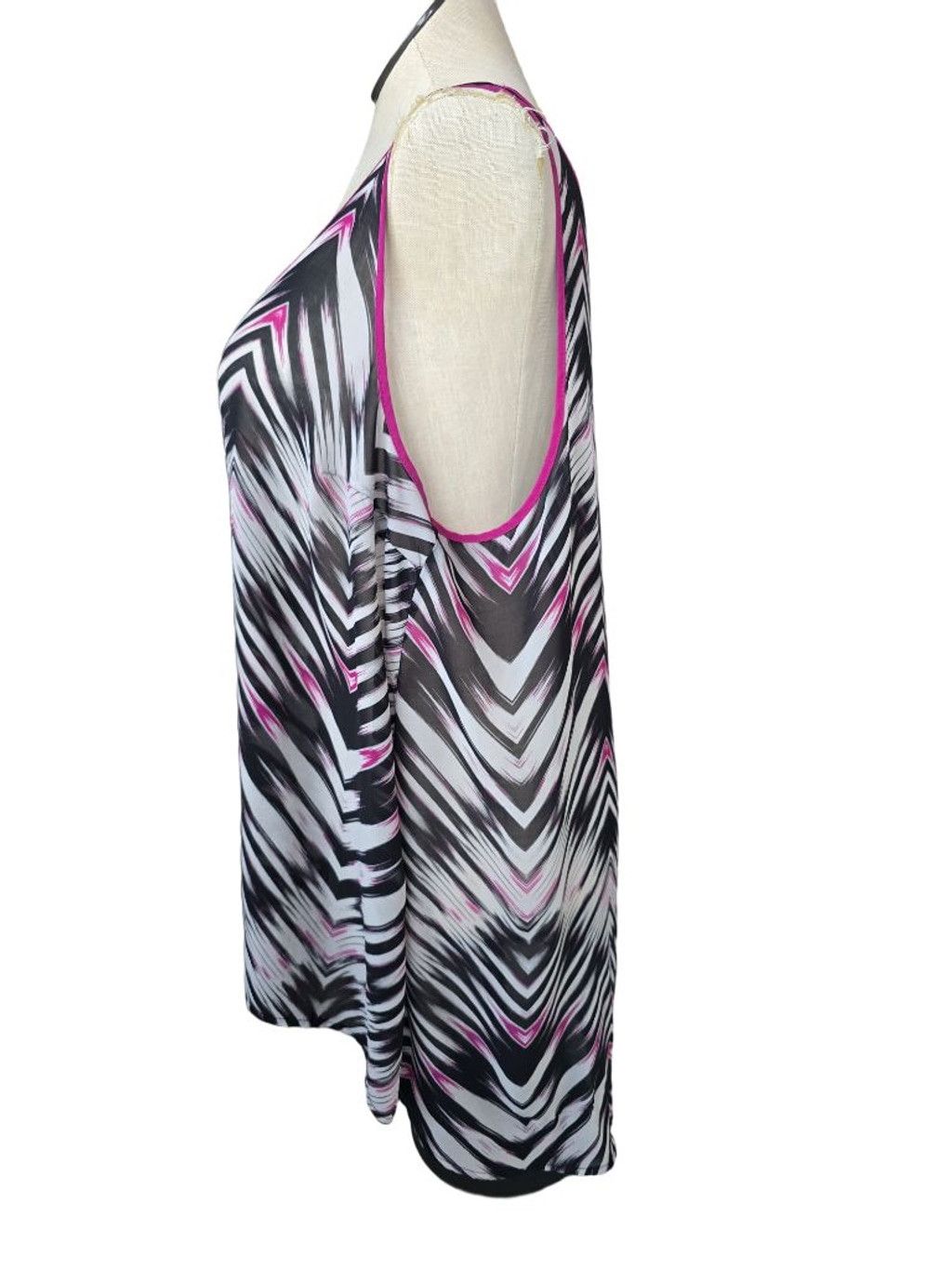 Torrid Women's Torrid Plus Size 3X Black Pink Chevron Tank Top Size 3XL / US 20-22 - 2 Thumbnail