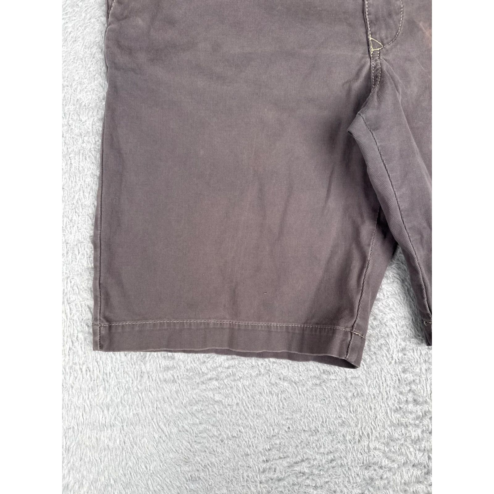 Tommy Bahama Tommy Bahama Shorts Men 33x11 Gray Brown Chino Stretch Flat Front Zip Fly Casual Greenwich? Size US 33 - 3 Thumbnail