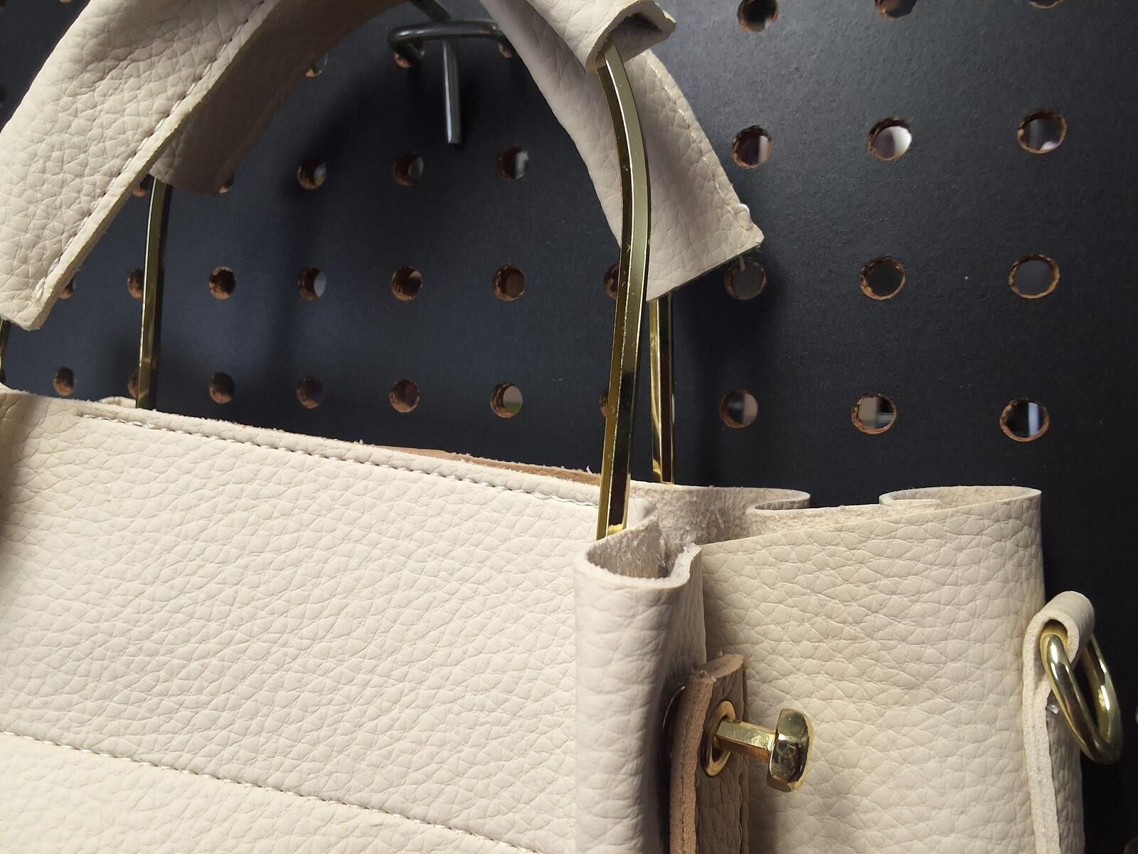 The Unbranded Brand Chic Cream Leather Tote Bag with Gold Accents - Stylish! Size ONE SIZE - 4 Thumbnail