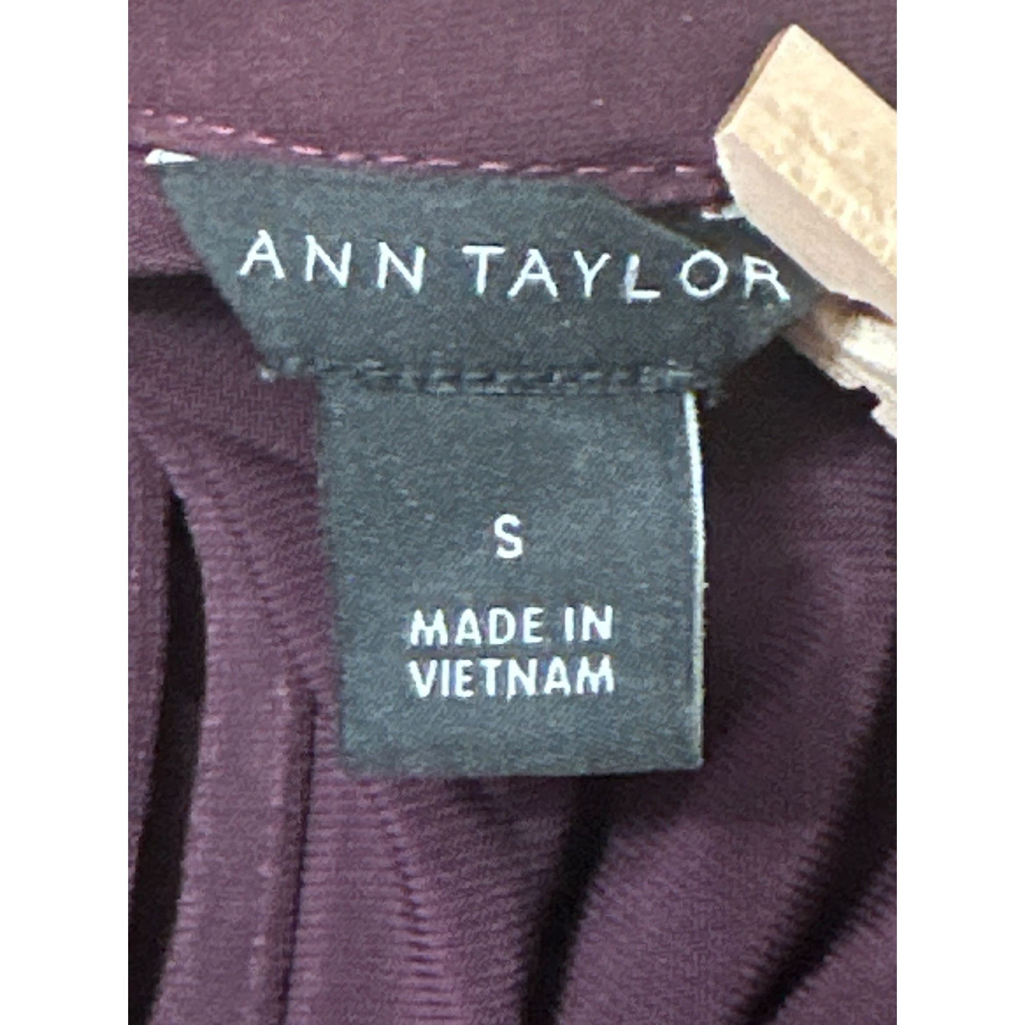 Ann Taylor Ann Taylor Small Burgundy Smocked Shoulder Blouse Flutter Sl Size S / US 4 / IT 40 - 8 Thumbnail