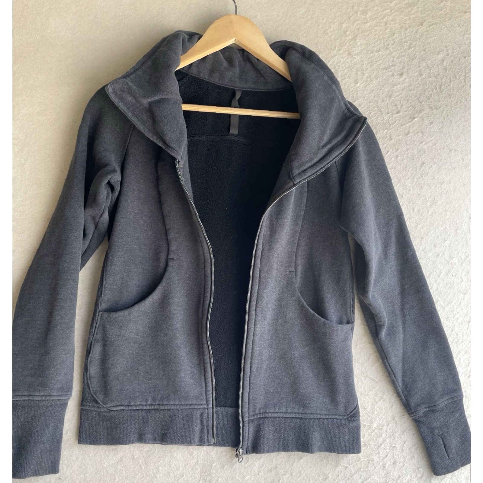 Lululemon Lululemon Jacket Womens Gray Athletic Size S Winter Turtle Neck Zip Up Basic Jacket Women Fans Size S / US 4 / IT 40 - 3 Thumbnail