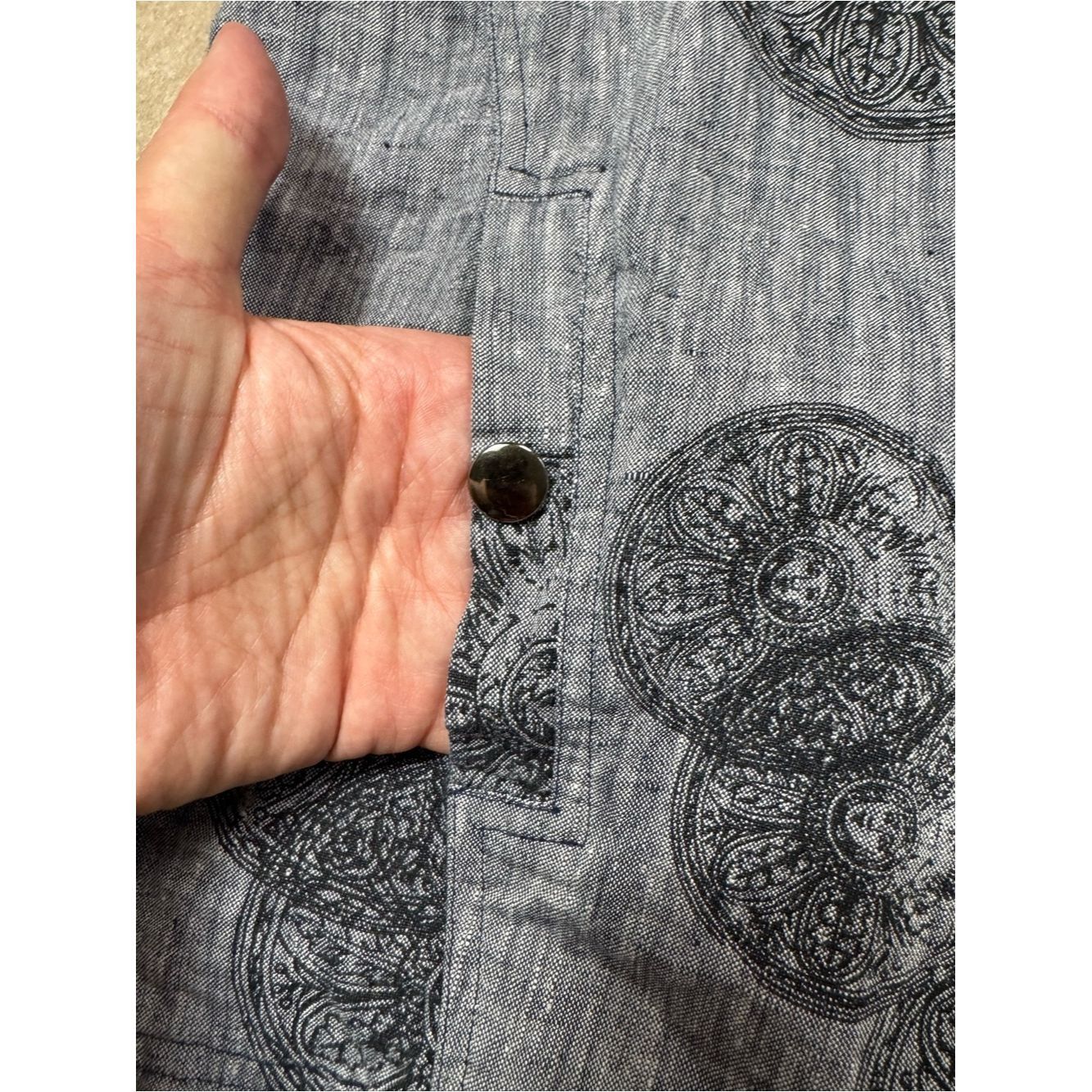 Chicos Chico's Gray Medallion Print Snap Button Linen Shirt Size 2 Size L / US 10 / IT 46 - 8 Thumbnail