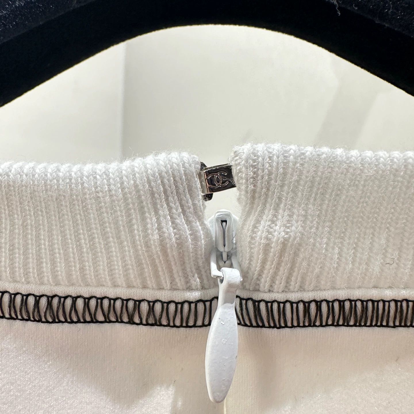 Chanel Chanel 24c Colorblock Subtle Logo S/S Tee EUR36 Size XS / US 0-2 / IT 36-38 - 8 Thumbnail