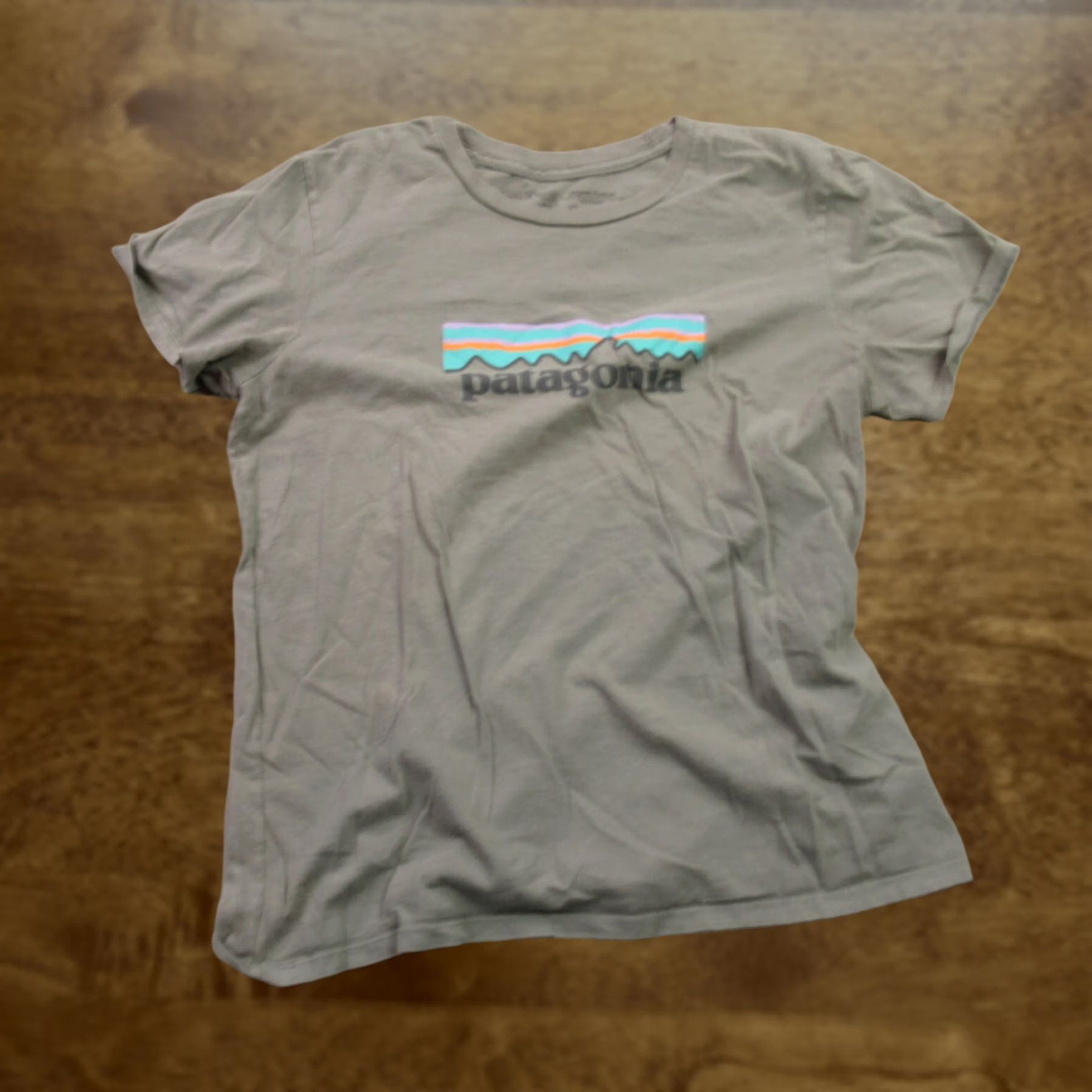 Patagonia Patagonia Womens Small Short Sleeve Crew Neck Pullover Gray Knit Lightweight Size S / US 4 / IT 40 - 1 Thumbnail