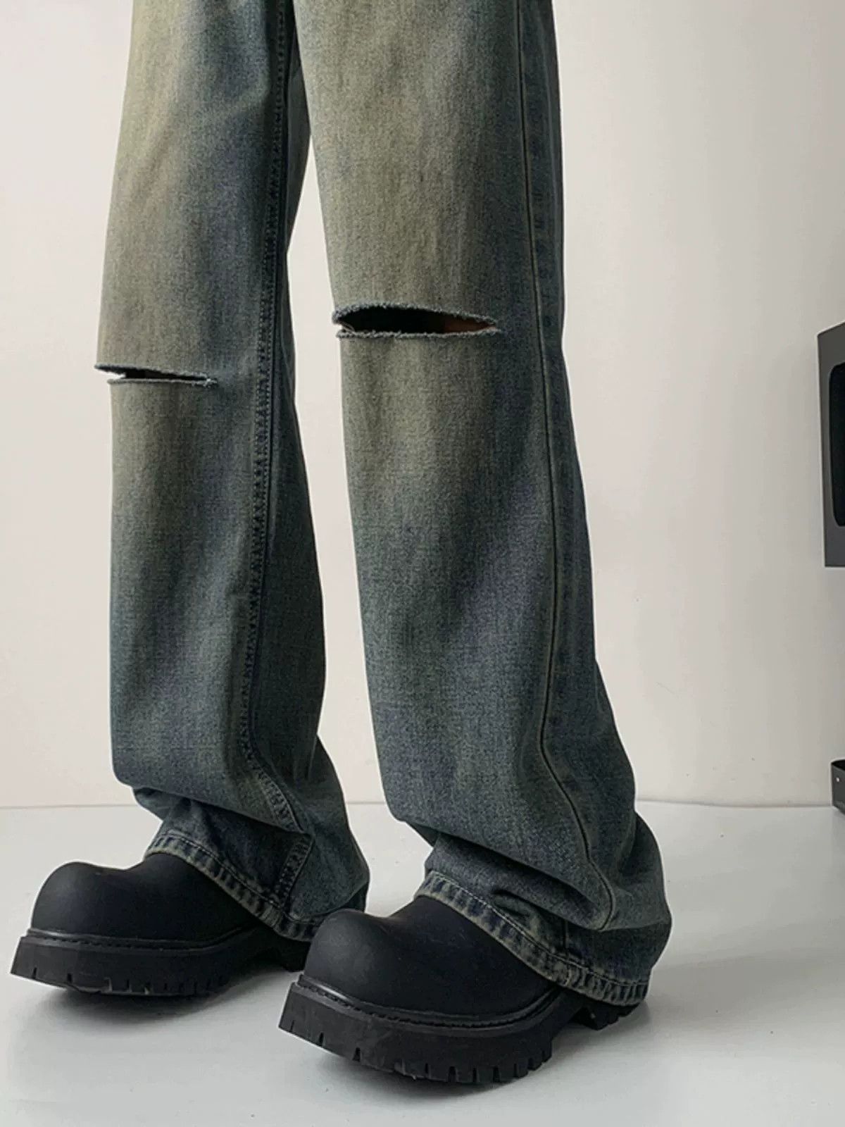 Vintage Retro men's washed and distressed cleanfit ripped jeans Size US 32 / EU 48 - 4 Thumbnail