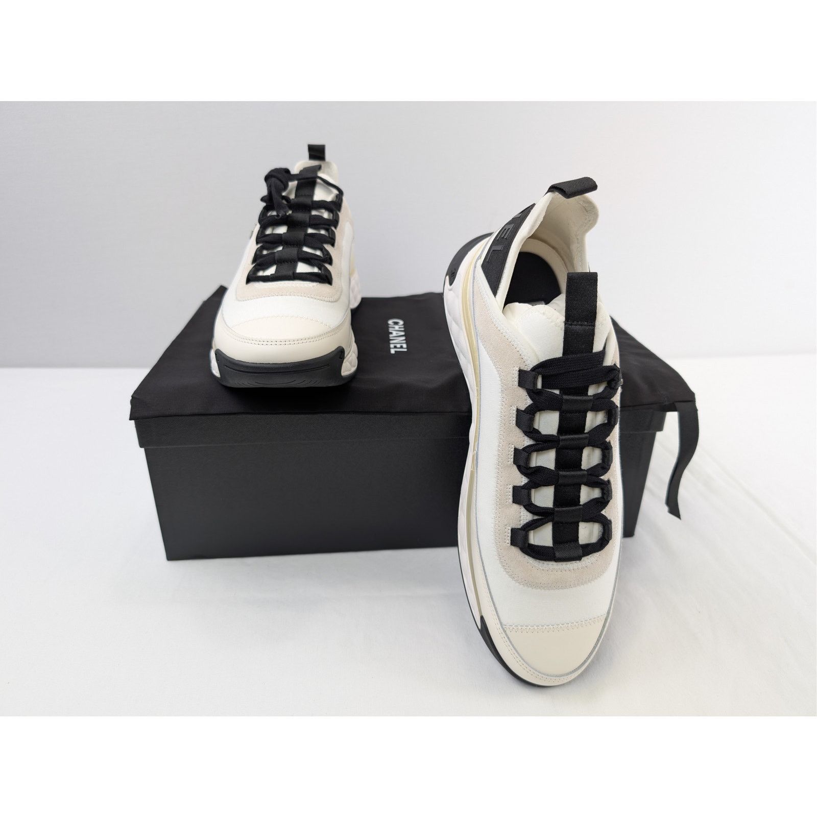 Chanel o1rshd1 Low Top Sneakers in White/Black Size US 10 / EU 43 - 19 Thumbnail