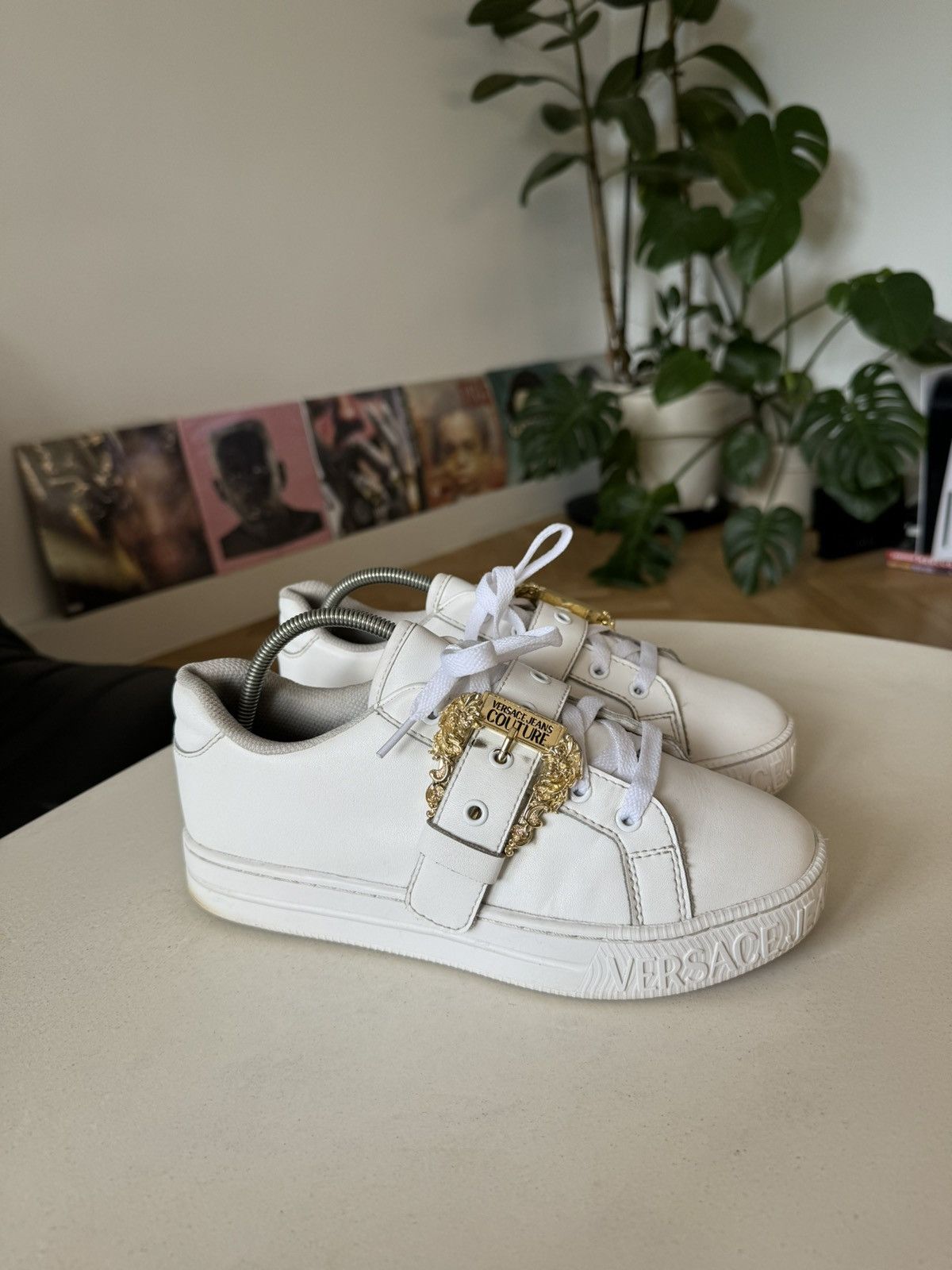 【VERSACE JEANS】 レザー ゴールド ロゴ スニーカー ホワイト VERSACE JEANS COUTURE White Leather Sneakers Luxury Gold
