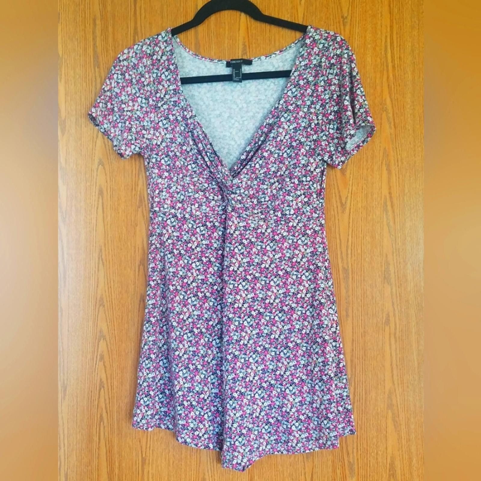 Forever 21 Forever 21 Floral V-Neck Romper Size Medium Size 32" / US 10 / IT 46 - 1 Thumbnail