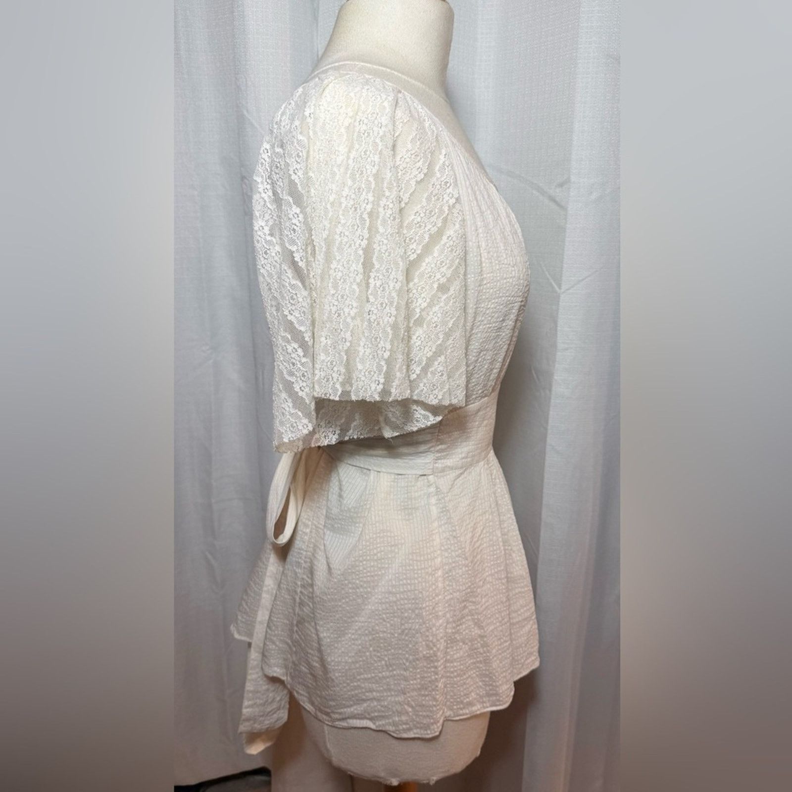 & Other Stories Chic White Lace Flutter Sleeve Blouse Size L / US 10 / IT 46 - 3 Thumbnail