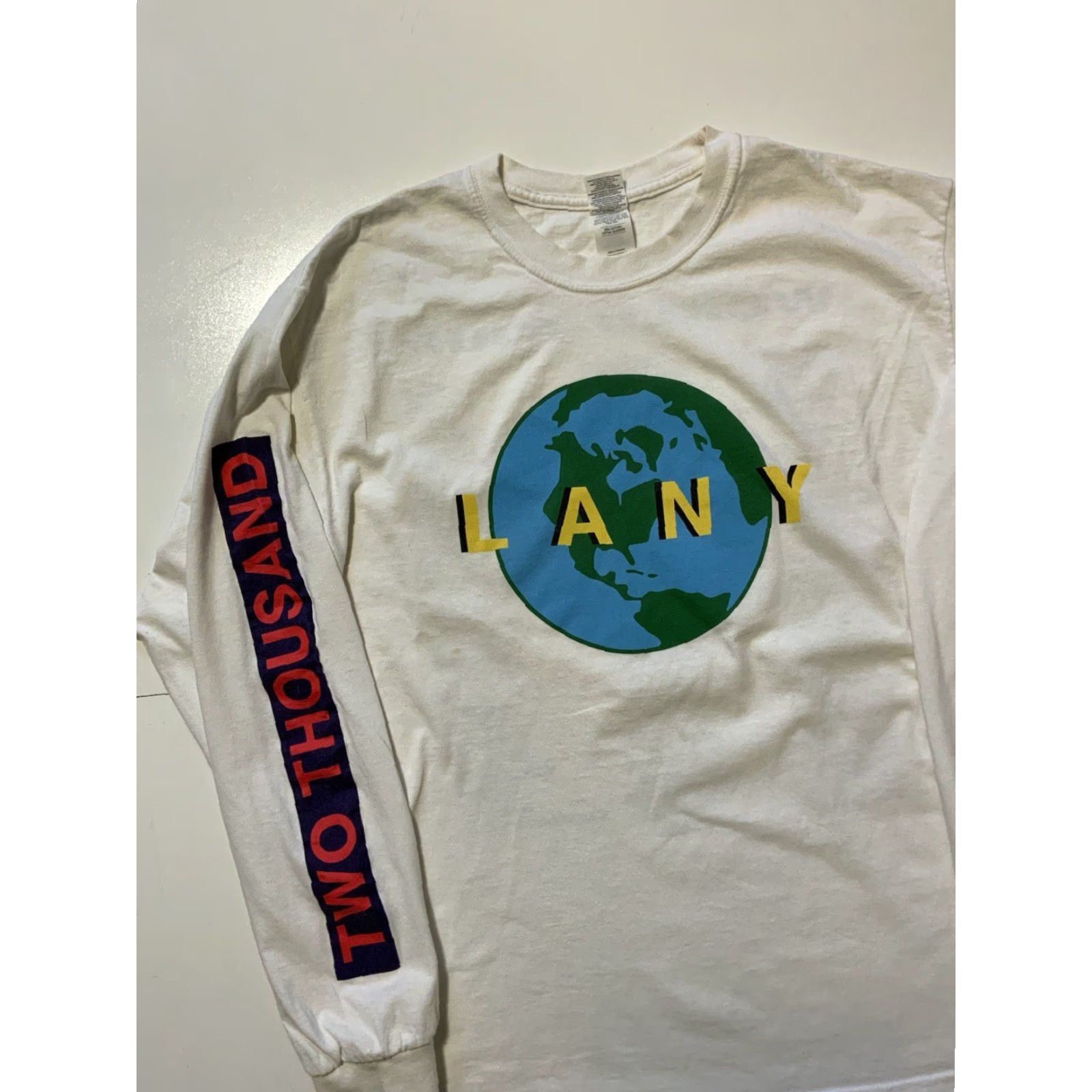 Gildan Lany 2019 World Tour Concert Globe Graphic Pop Rock Band Merch L/S T-Shirt Sz. L Size US L / EU 52-54 / 3 - 3 Thumbnail