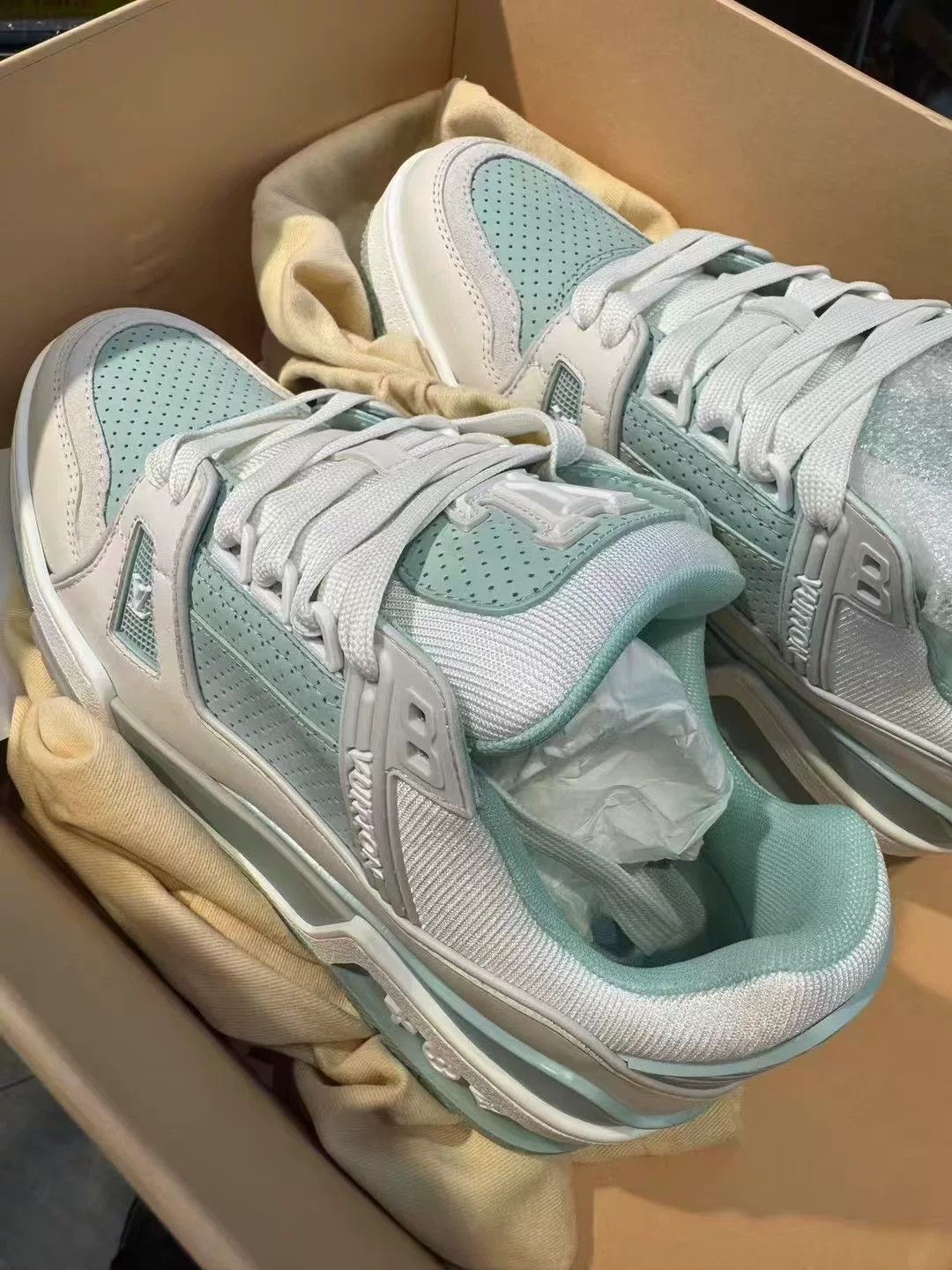 Louis Vuitton Louis Vuitton Training Green Lowtop Sneakers 25 Women Size US 8 / IT 38 - 1 Thumbnail