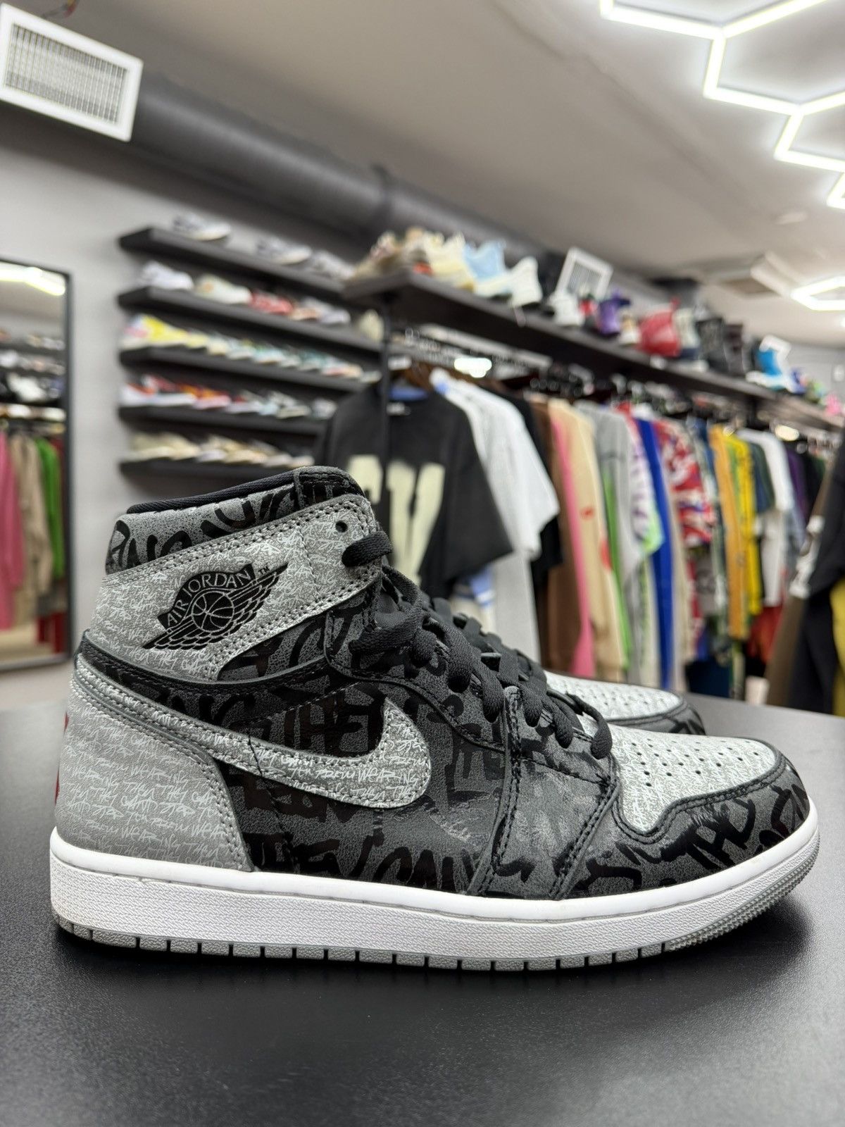 Jordan Brand Size 9 - Jordan 1 Retro High OG Rebellionair Size US 9 / EU 42 - 3 Thumbnail