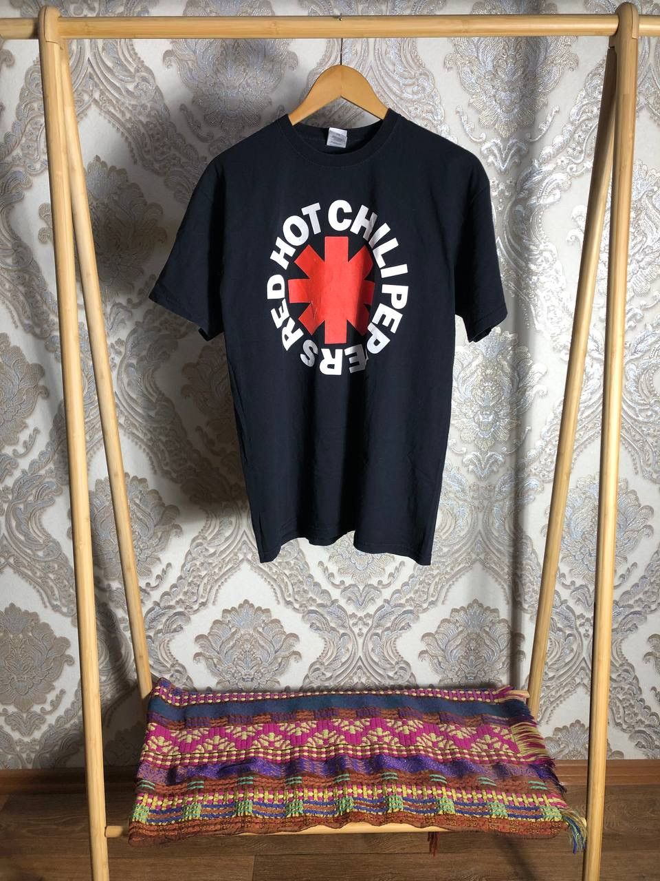 Band Tees VINTAGE HOT CHILI PEPPEERS RED ROCK T-SHIRT RETRO METAL 90s Size US L / EU 52-54 / 3 - 1 Thumbnail