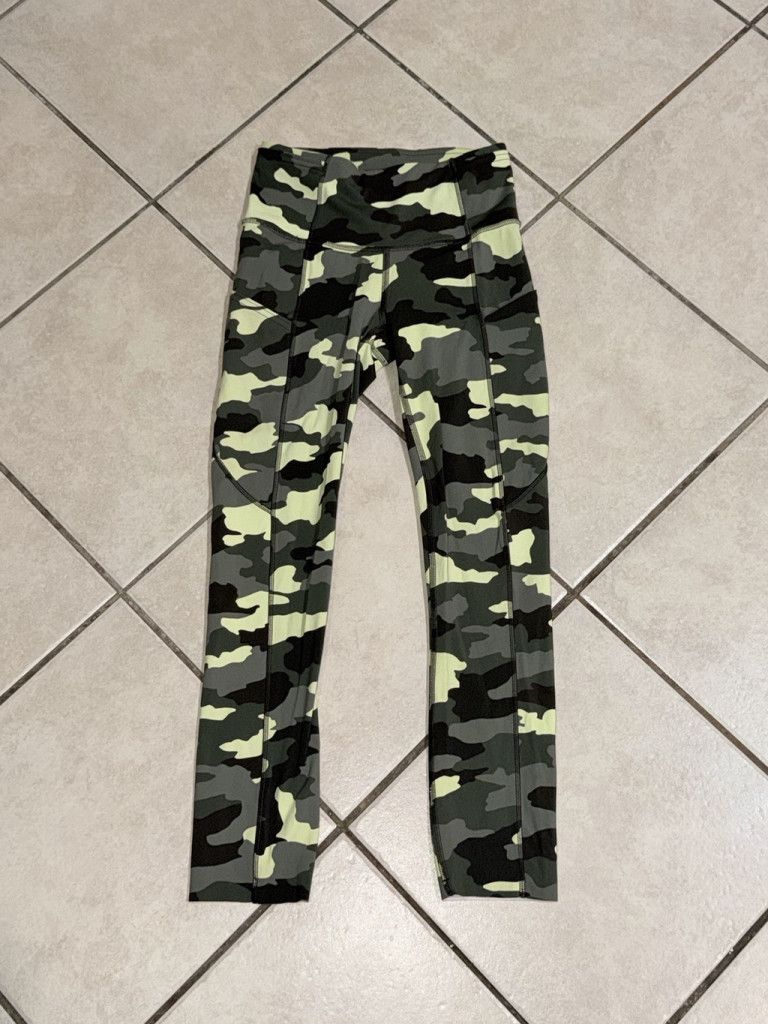 Lululemon LULULEMON F&F LEGGING 22” NEON GREEN CAMO COLOR SIZE 2 Size 26" / US 2 / IT 38 - 7 Thumbnail
