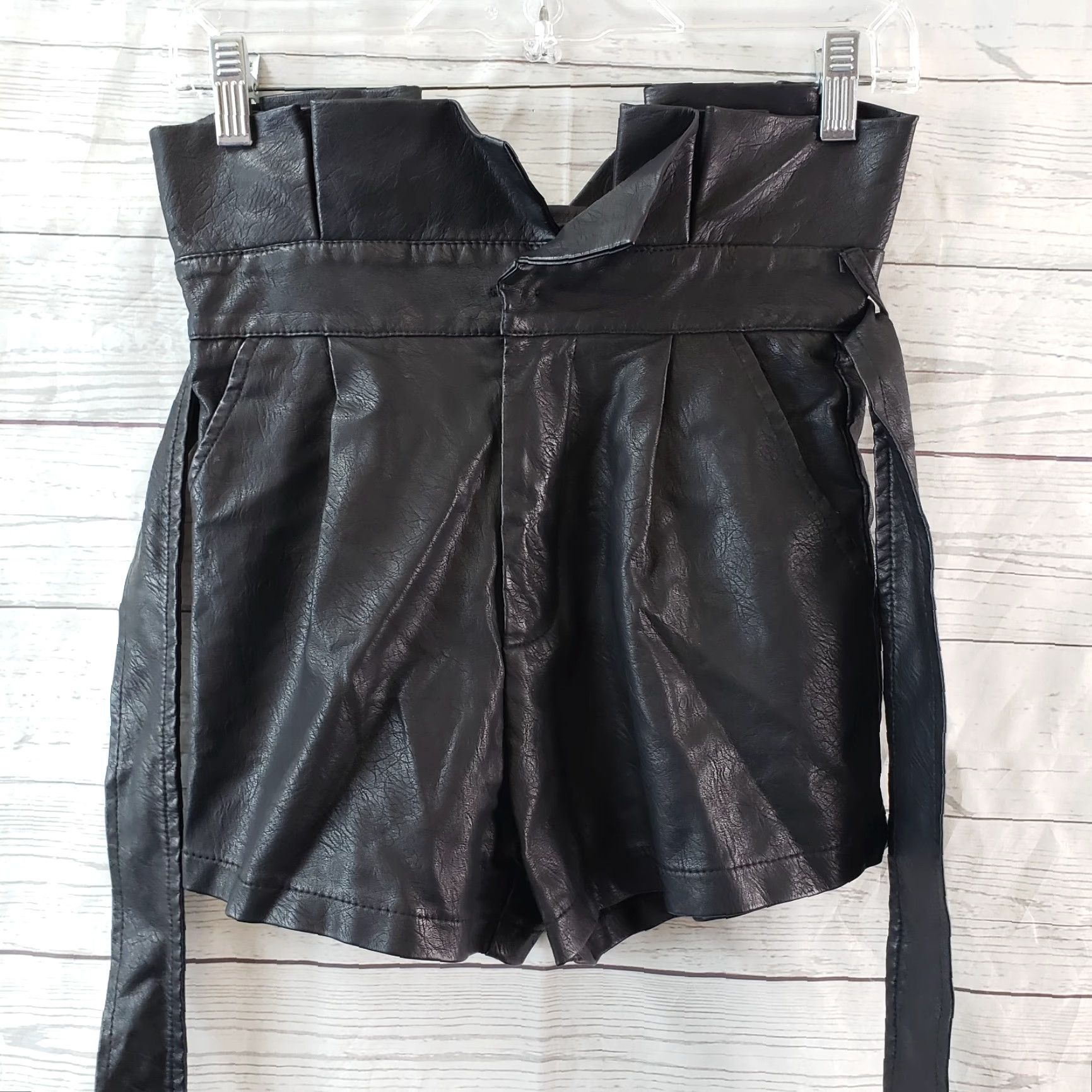 Vintage Venti6 Womens High Rise Faux Leather Paperbag Waist Shorts Sz Small Black Size 28" / US 6 / IT 42 - 2 Thumbnail