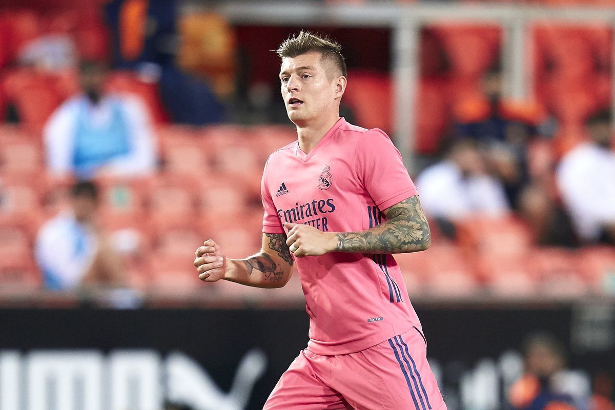Vintage REAL MADRID ADIDAS 2020/2021 FOOTBALL AWAY JERSEY #8 KROOS Size US M / EU 48-50 / 2 - 11 Thumbnail