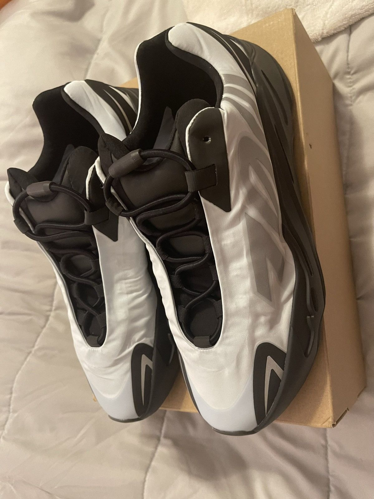 Yeezy Yeezy 700 mnvn metallic Size US 11 / EU 44 - 2 Thumbnail