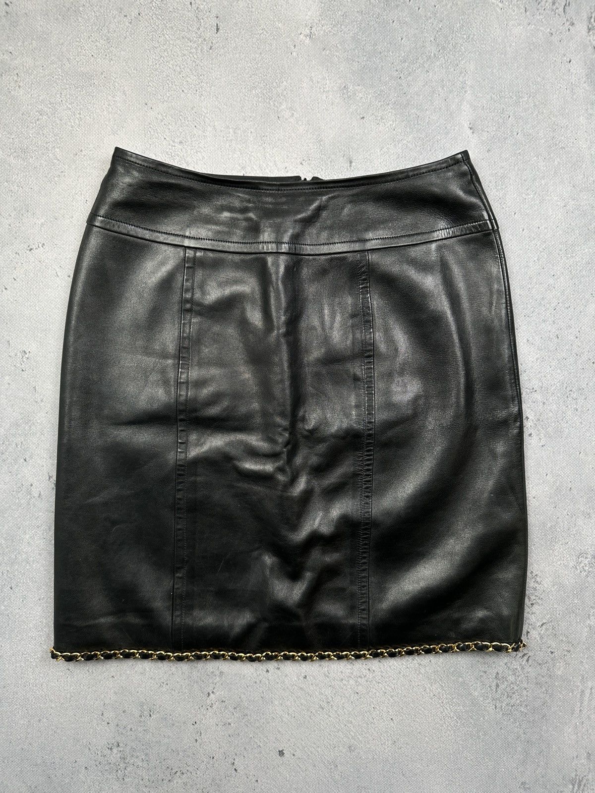Chanel Vintage Chanel Boutique Black Leather Skirt Gold Chain Trim Size 28" / US 6 / IT 42 - 8 Thumbnail