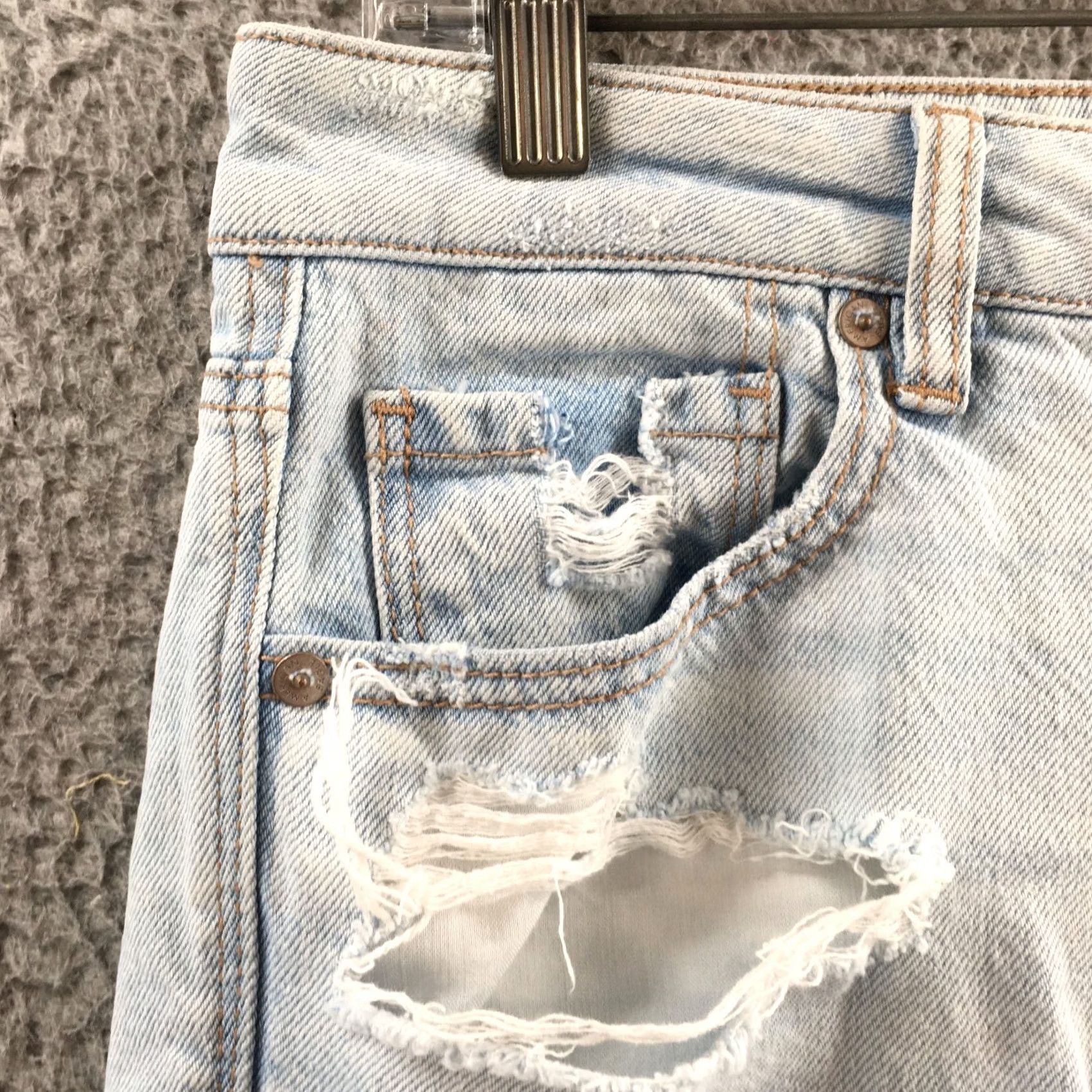 American Eagle Outfitters American Eagle Outfitters Mom Jeans Womens 8R Blue Denim Distressed Zip Fly 5-Pocket Regular Waist 31in Inseam 26in size 8 Size 30" / US 8 / IT 44 - 3 Thumbnail