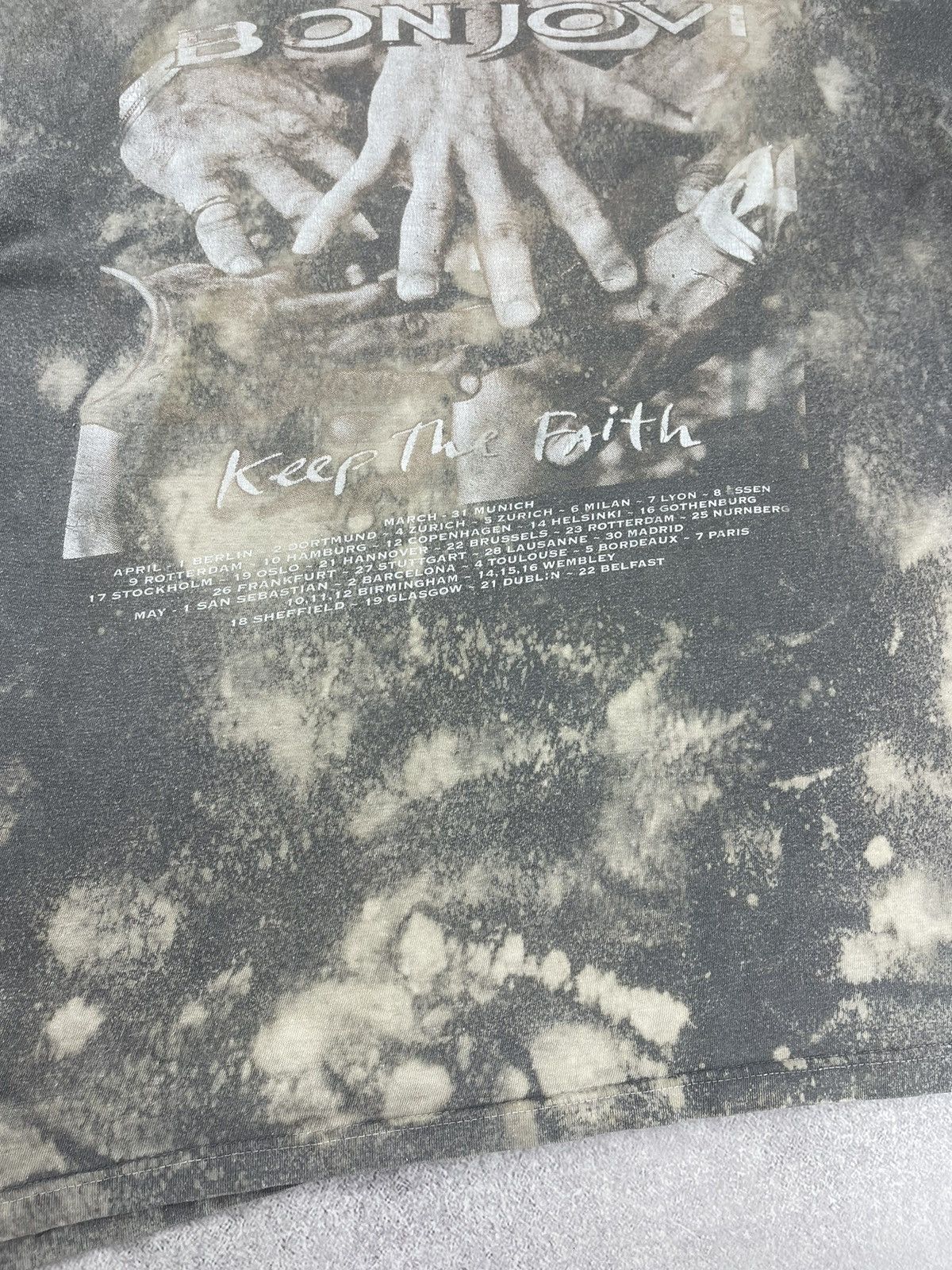 Vintage Vintage Bon Jovi Keep The Faith Tour 93 T-Shirt Size XXL Size US XXL / EU 58 / 5 - 14 Thumbnail