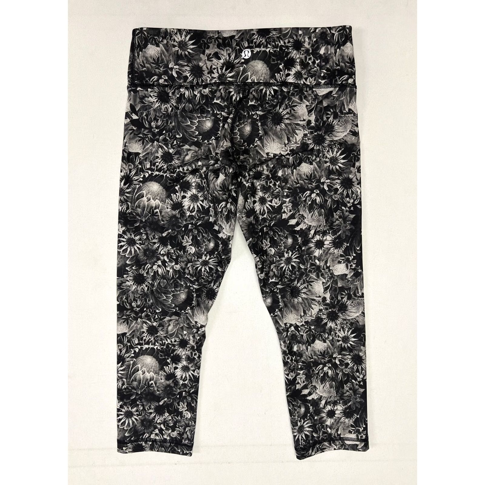 Lululemon Lululemon Leggings Size 6 Floral Capri Black Gray Cropped Women's Size 28" / US 6 / IT 42 - 2 Thumbnail