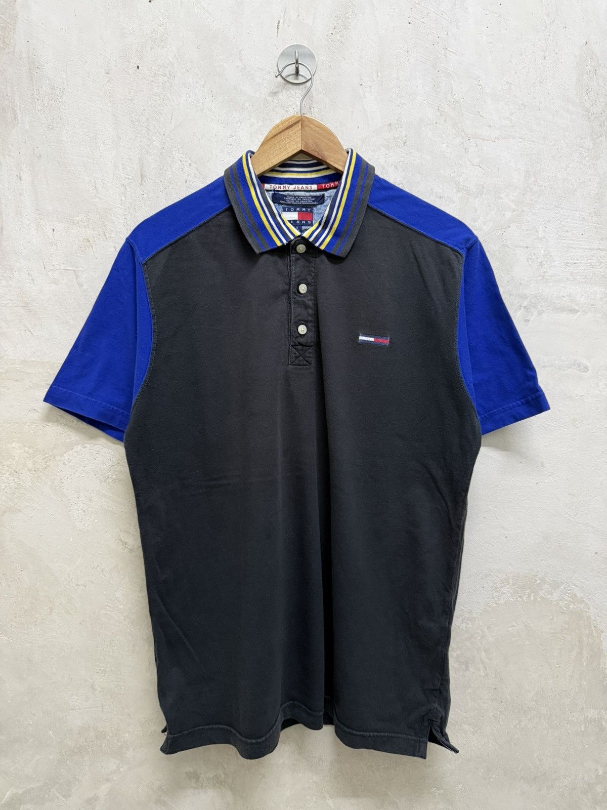 Tommy Hilfiger Vintage Tommy Hilfiger Faded Polo Tshirt Size US L / EU 52-54 / 3 - 1 Thumbnail
