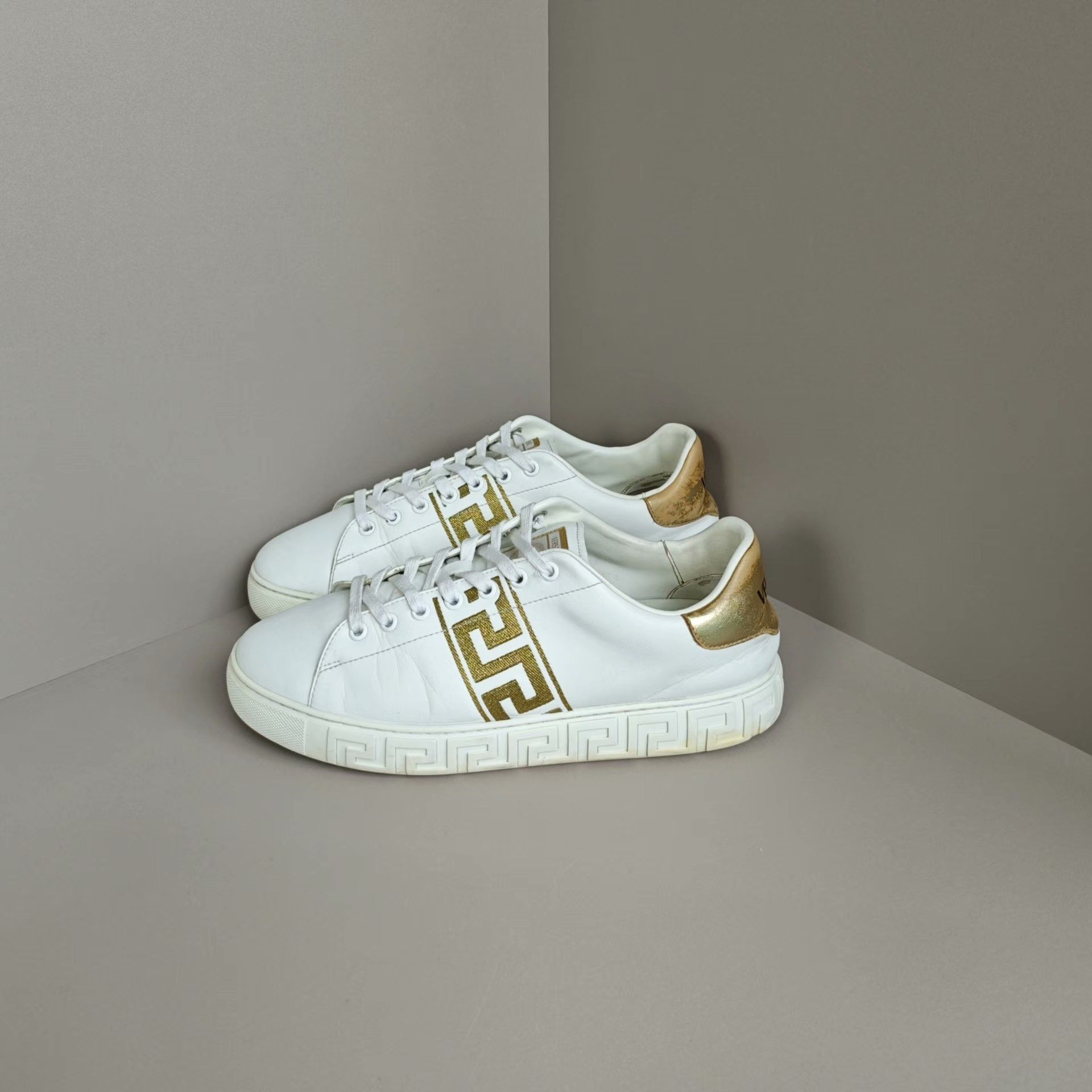 Versace Versace Lowtop Sneakers 7 Men Size US 7 / EU 40 - 1 Thumbnail