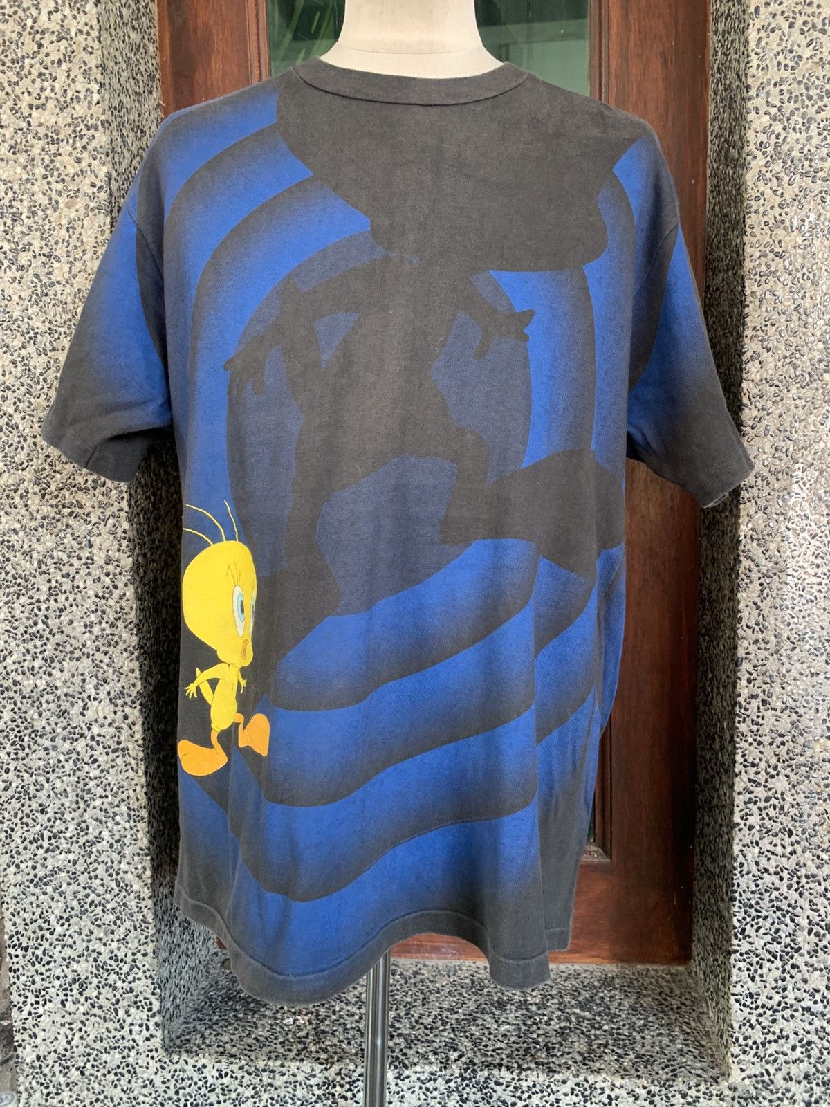 Vintage Vintage 90s Tweety Looney Tunes AOP Bulleyes T Shirt Size US L / EU 52-54 / 3 - 1 Thumbnail