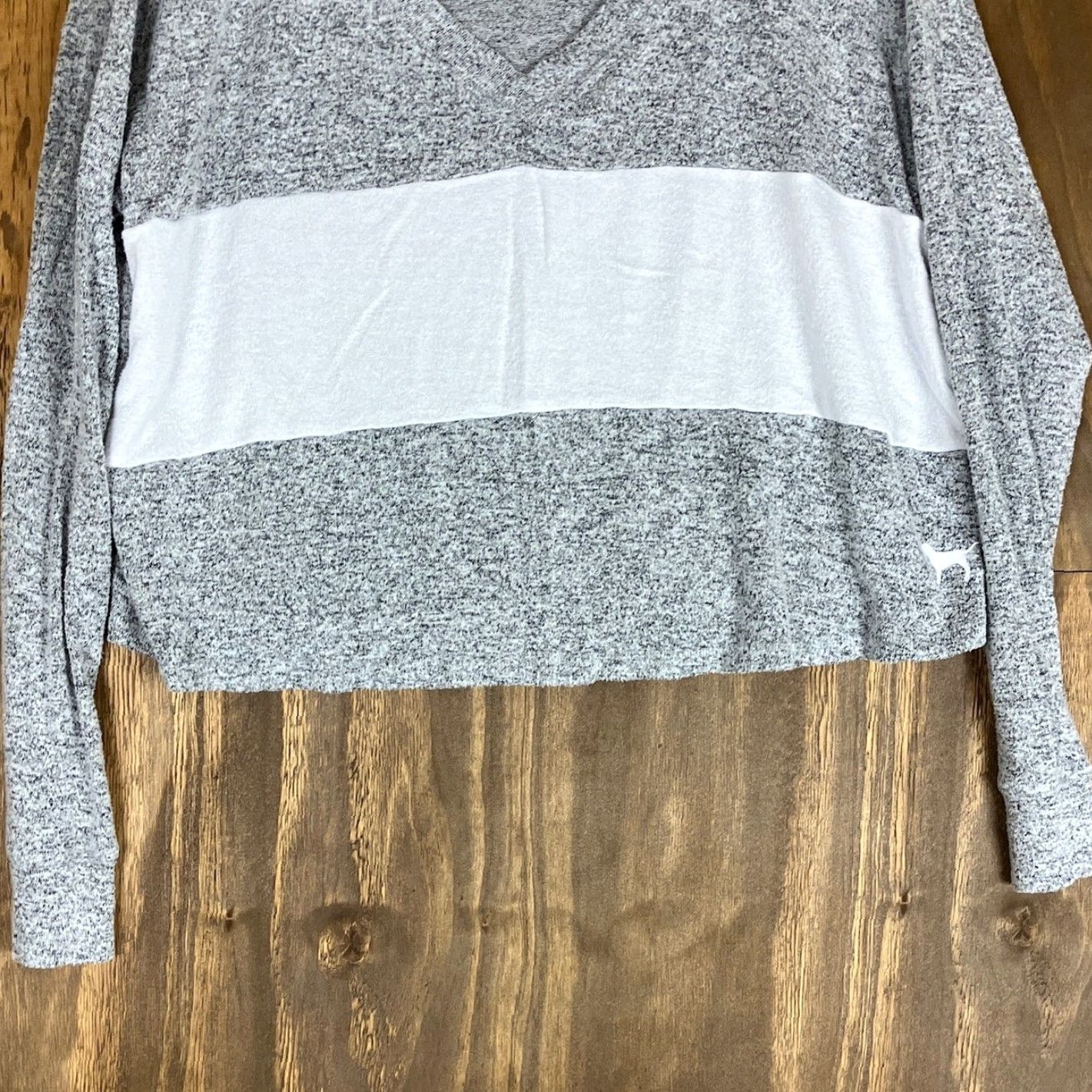 Vintage PINK Womens Sweater Heathered Gray White Long Sleeve V Neck Relaxed Cropped XS Shirt Adult XS Gray V-Neck Pullover Casual Preppy Lounge Womens Size XS / US 0-2 / IT 36-38 - 3 Thumbnail