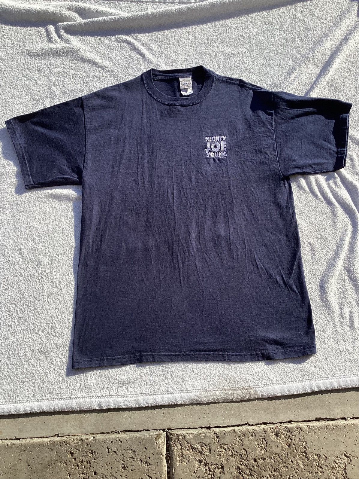 Disney Vintage 90s/Y2K mighty Joe Young Disney adult size XL Tshirt Size US XL / EU 56 / 4 - 1 Thumbnail