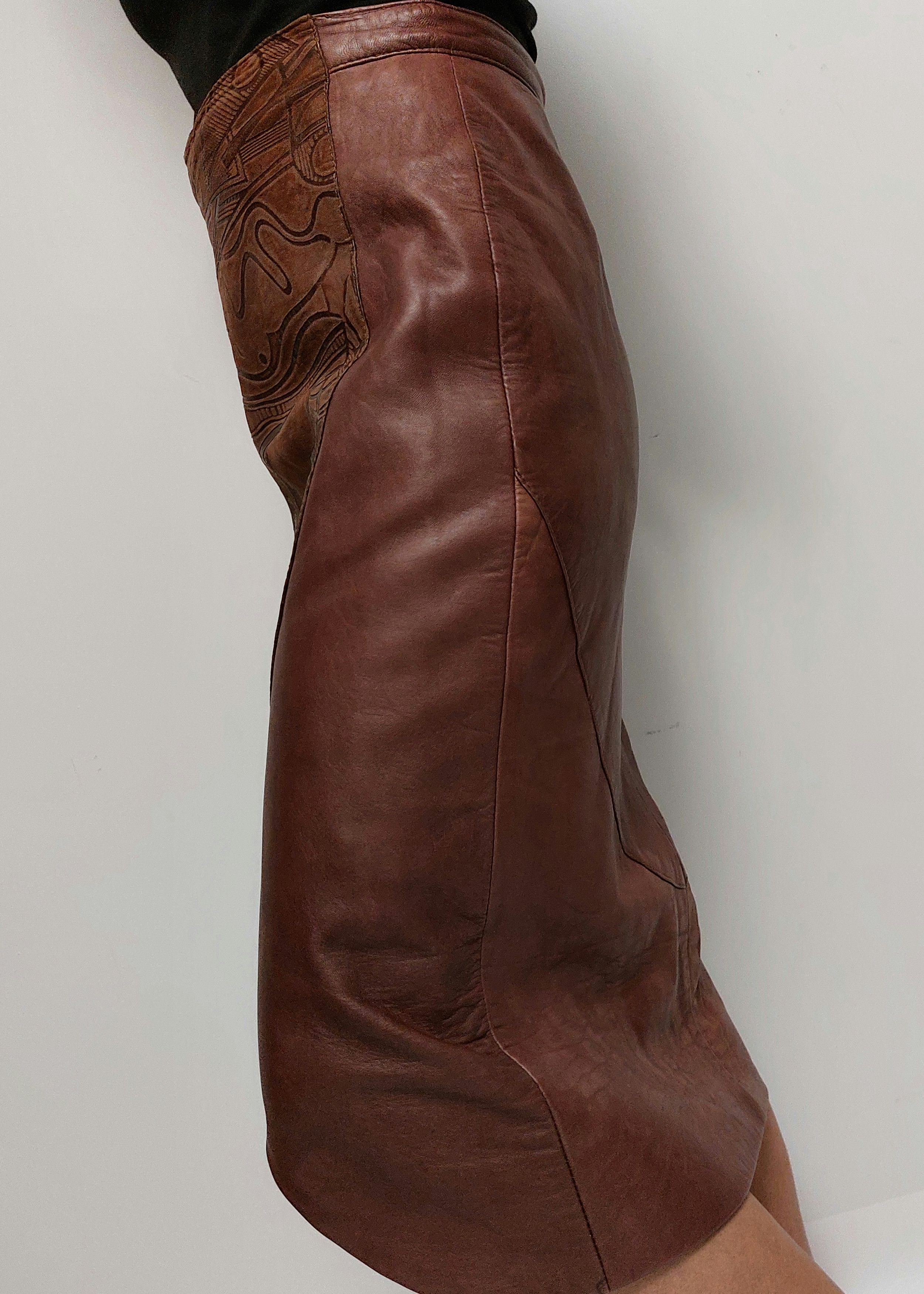Vintage Nuova Capica leather skirt with embossed panel Made in Spain Size 27" / US 4 / IT 40 - 4 Thumbnail