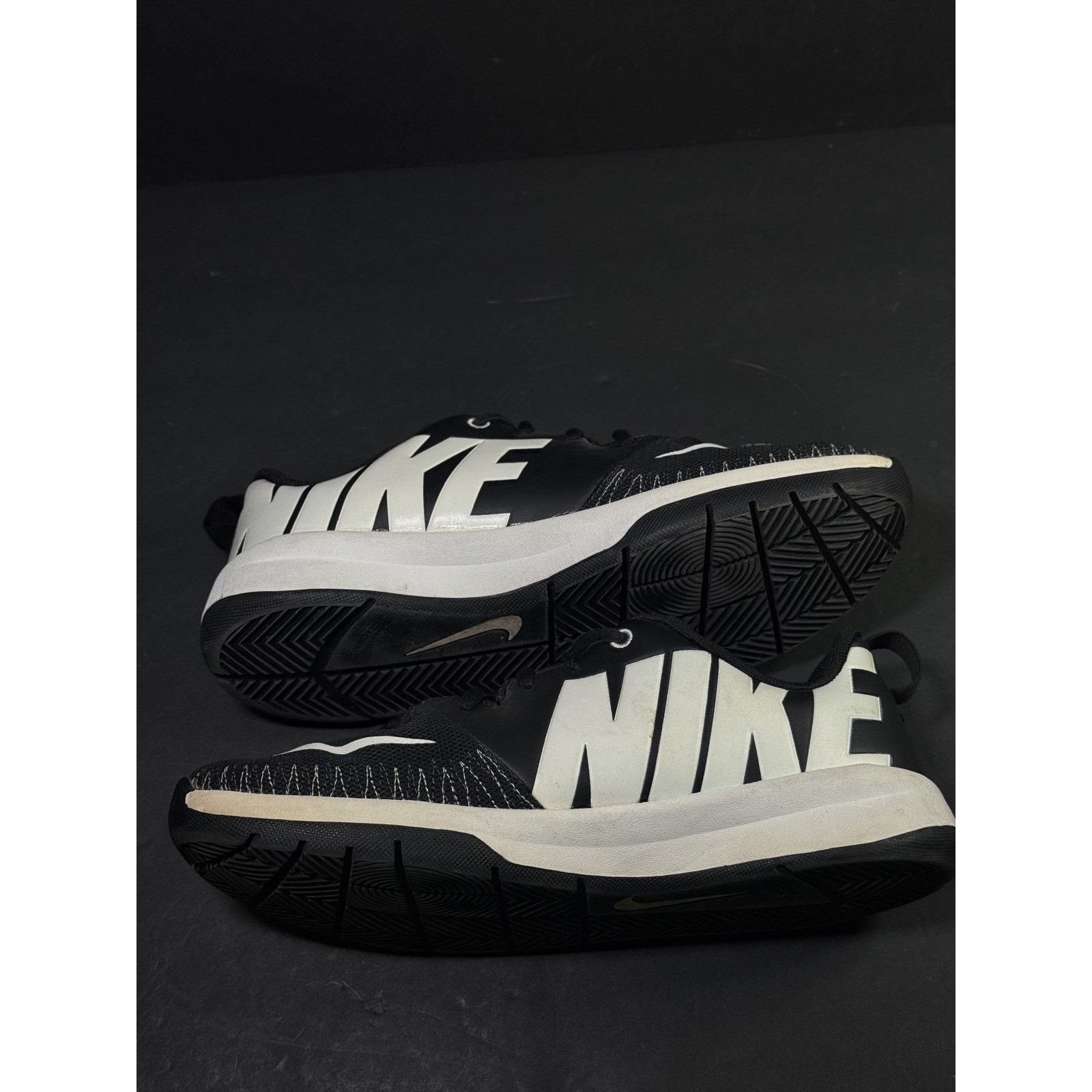 Nike Nike Team Hustle DT Youth sneakers size 7Y black Basketball Size US 7 / EU 40 - 4 Thumbnail