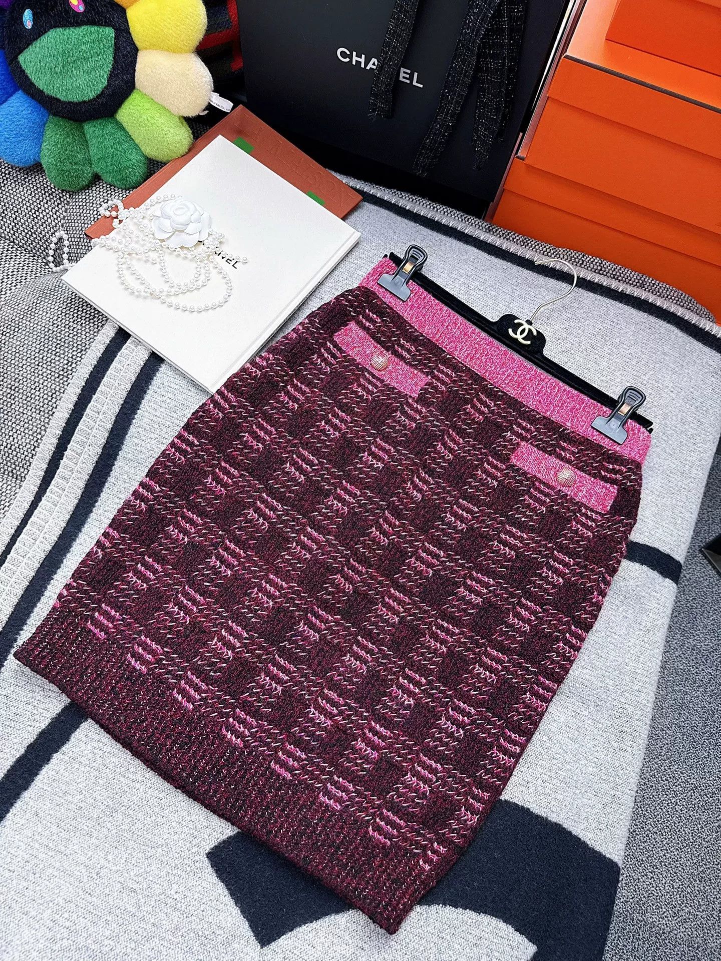 Chanel pink and burgundy check knit pencil skirt Size US 38 / EU 54 - 1 Thumbnail