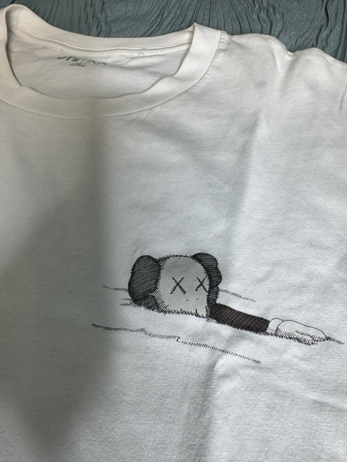 Kaws × Uniqlo KAWS x UNIQLO UT Short Sleeve Cover Art T-Shirt “White” Size US XXL / EU 58 / 5 - 2 Thumbnail