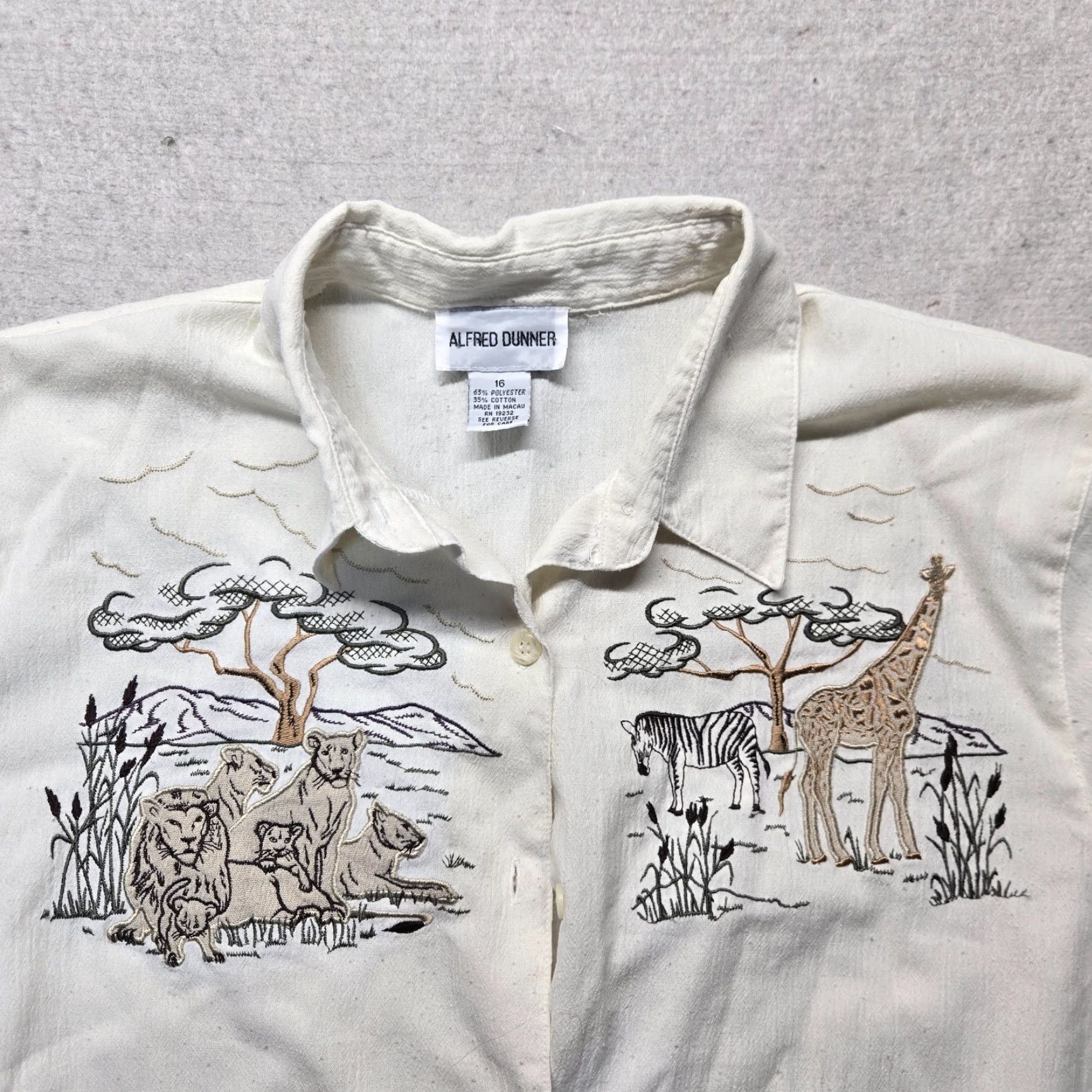Vintage VINTAGE Alfred Dunner Tan Embroidered Zoo Animal African Button Up Shirt Adult Womens 16 Size XXL / US 16-18 / IT 52-54 - 2 Thumbnail