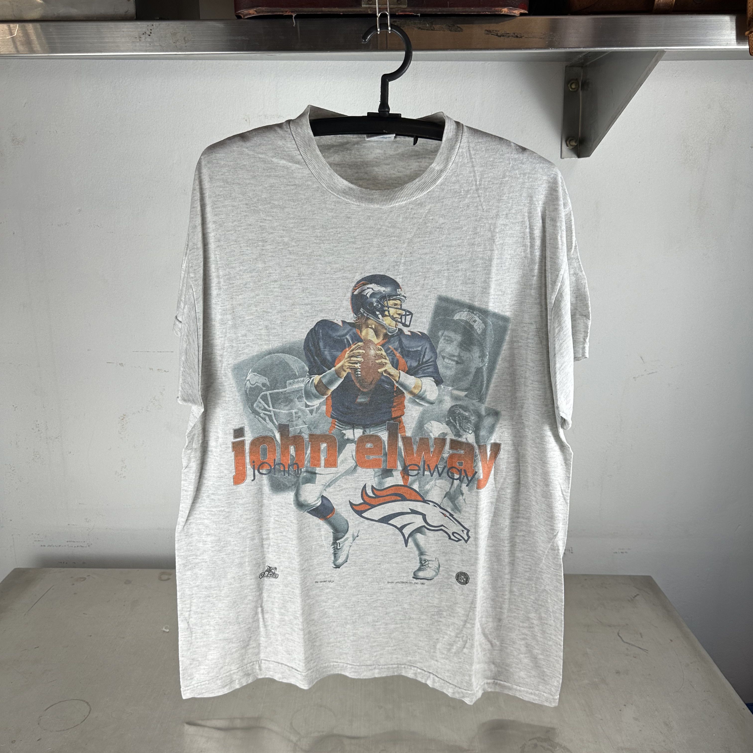 Vintage Vintage 1997 John Elway Denver Broncos NFL Graphic T-Shirt Size US L / EU 52-54 / 3 - 1 Thumbnail