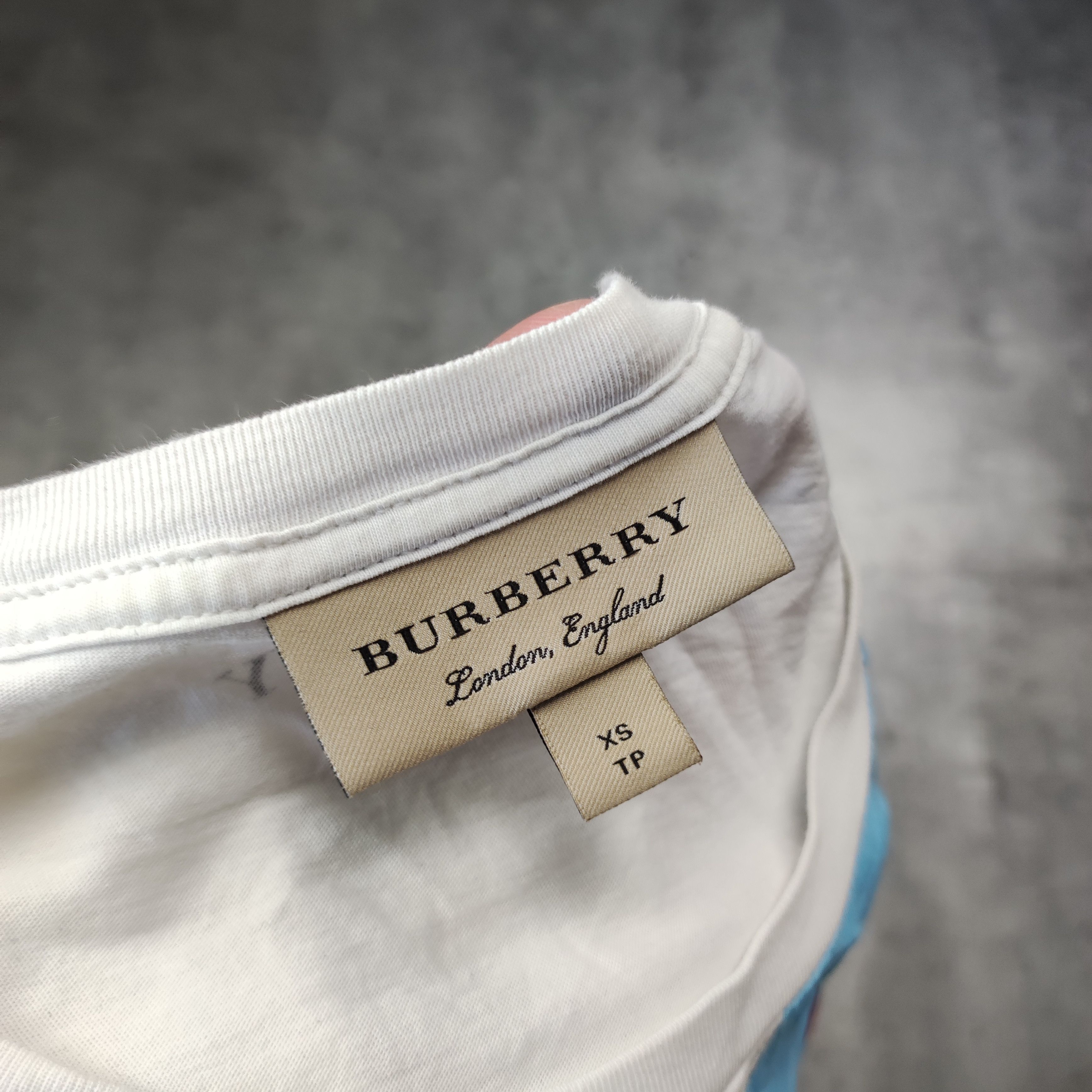 Burberry RARE Burberry London Blue Pattern White Logo Tshirt Size US XS / EU 42 / 0 - 6 Thumbnail