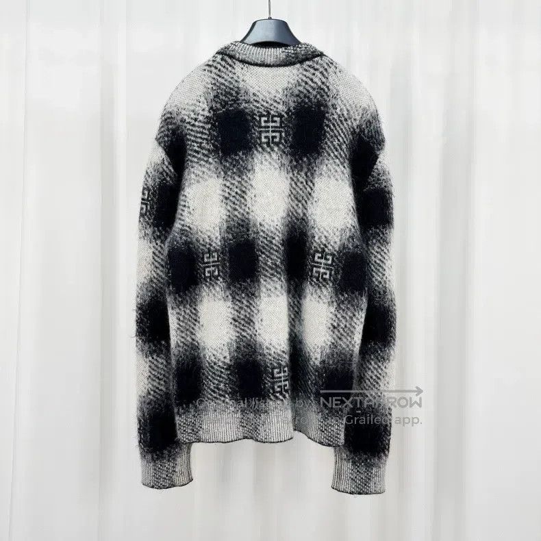 Givenchy Givenchy Mohair Black and White Checkered Sweater (Size L) Size US L / EU 52-54 / 3 - 2 Thumbnail